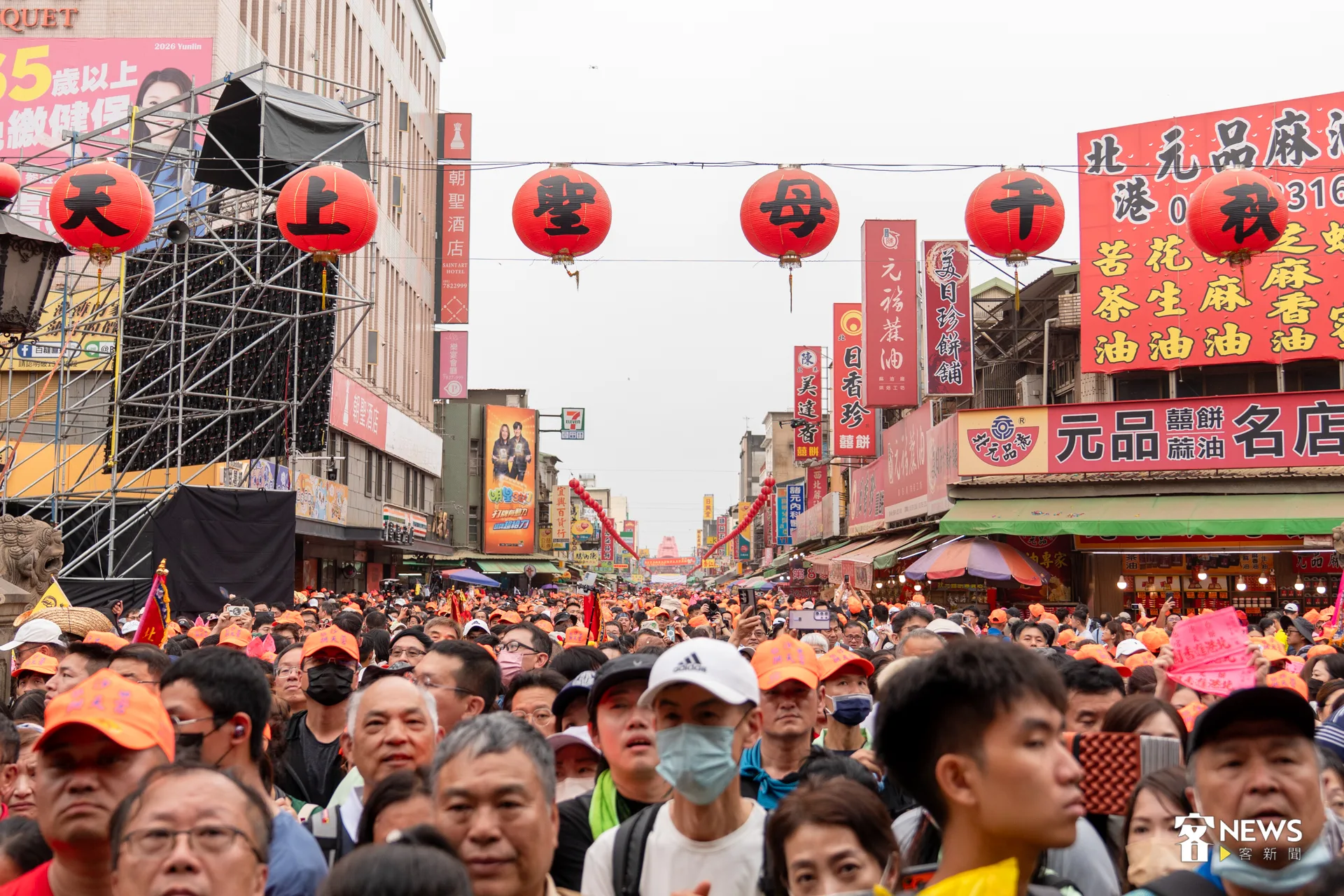 苗栗通霄白沙屯拱天宮媽祖徒步進香，今天上午抵達雲林縣北港朝天宮，在數十萬香燈腳簇擁之下入廟。洪藝晅攝