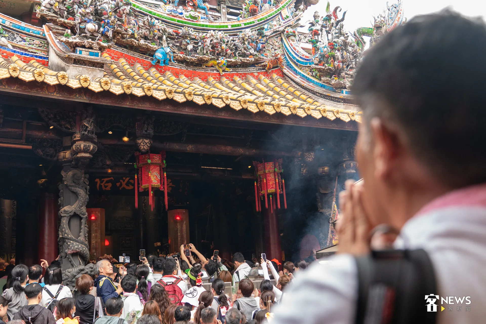 白沙屯媽祖進廟後，許多香燈腳向著廟內合掌祈求平安。洪藝晅攝