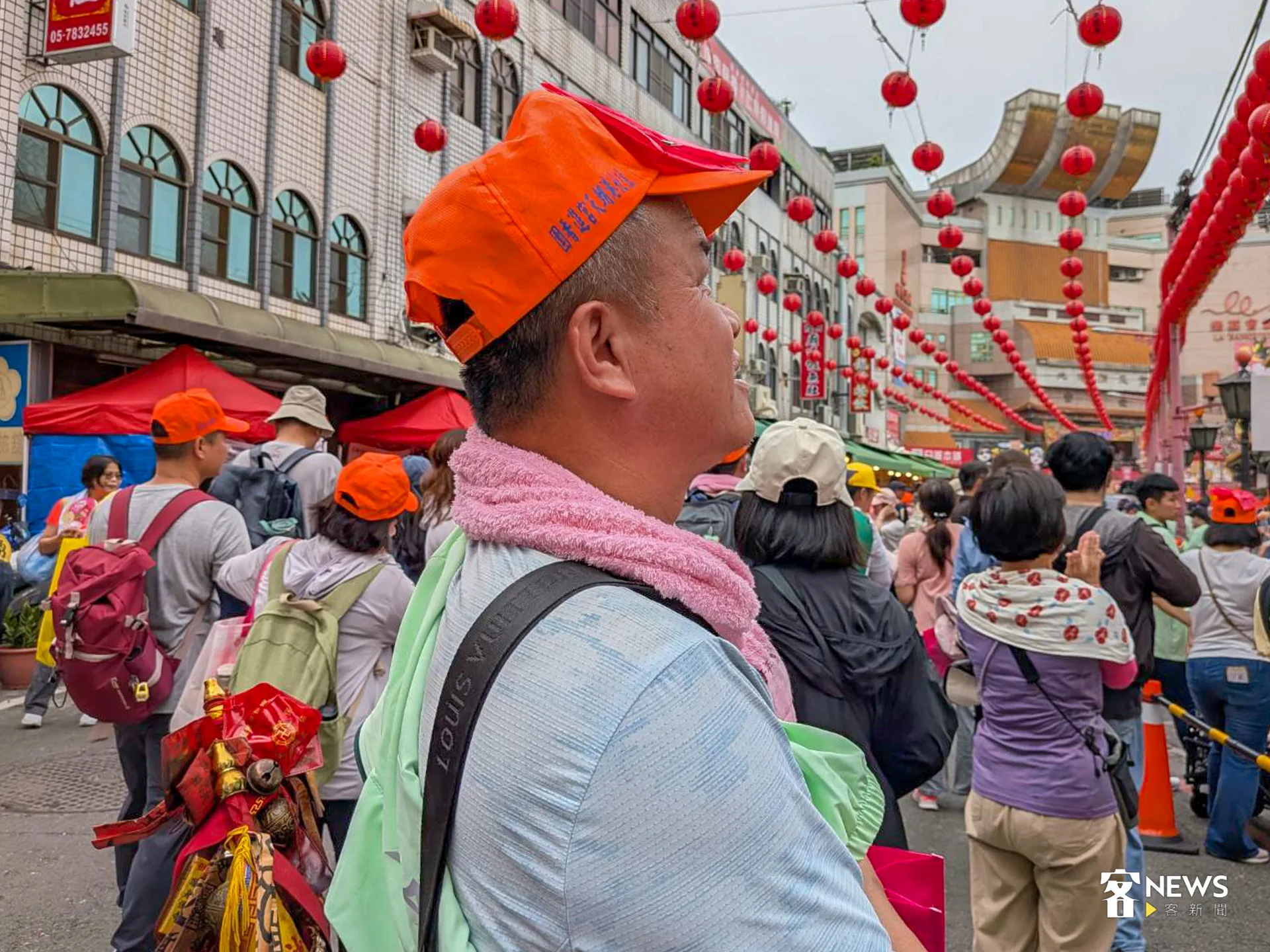現居苗栗、老家在東勢的客家人劉先生今年不只是單純的香燈腳，也會準備上千份點心、滷肉飯，慰勞眾人辛勞。李宥妍攝