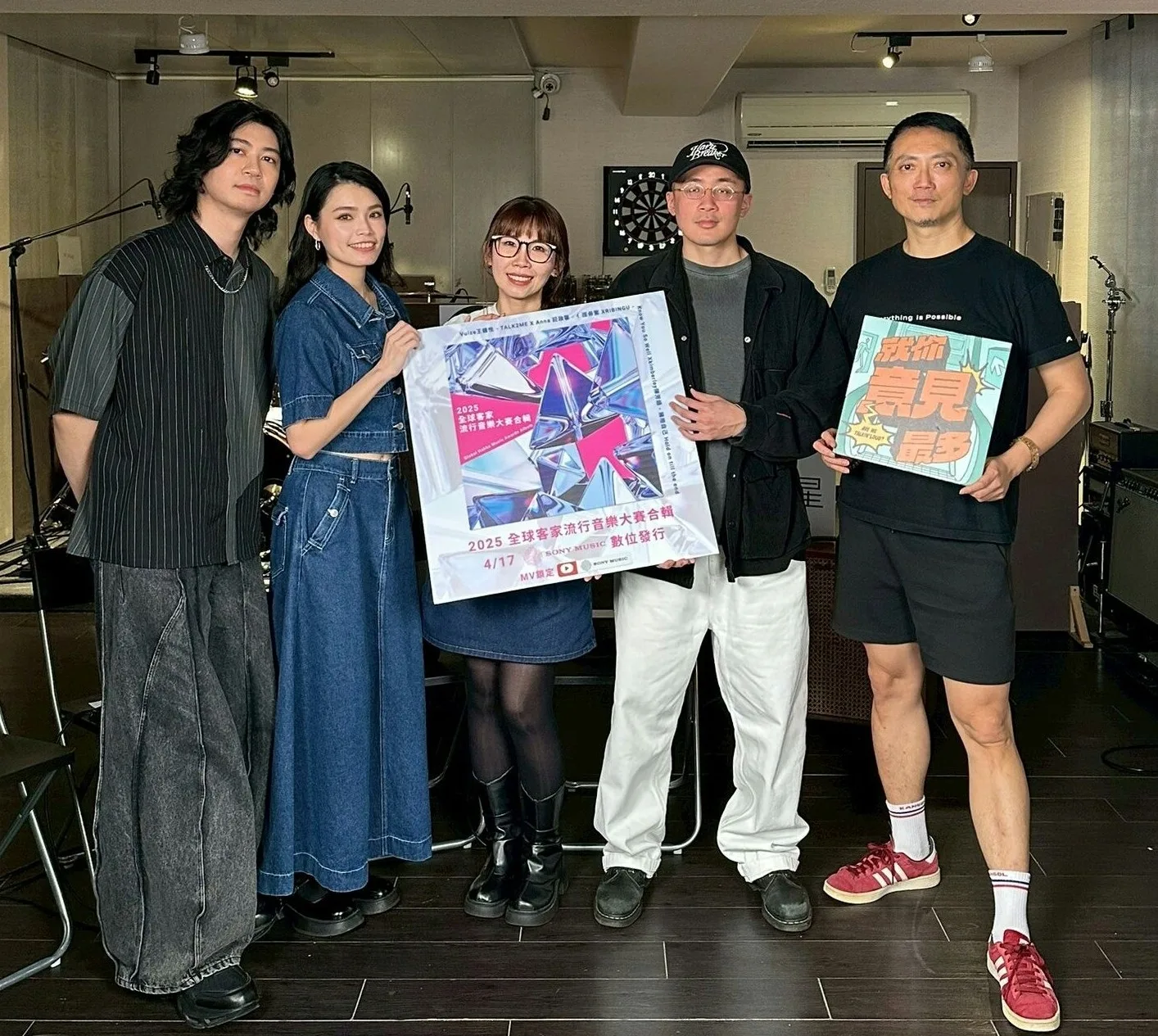 左起RIBINGU、Anna_莊啟馨、Vuize王鍾惟日前上小樹《就你意見最多》節目宣傳合輯。新視紀整合行銷提供