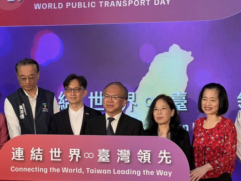 響應國際公共運輸協會（UITP）訂17日為「世界公共運輸日」，交通部運輸研究所辦記者會，交通部次長陳彥伯（中）表示，推動公共運輸是為解決交通壅塞，更是淨零轉型重要工具與關鍵行動。中央社