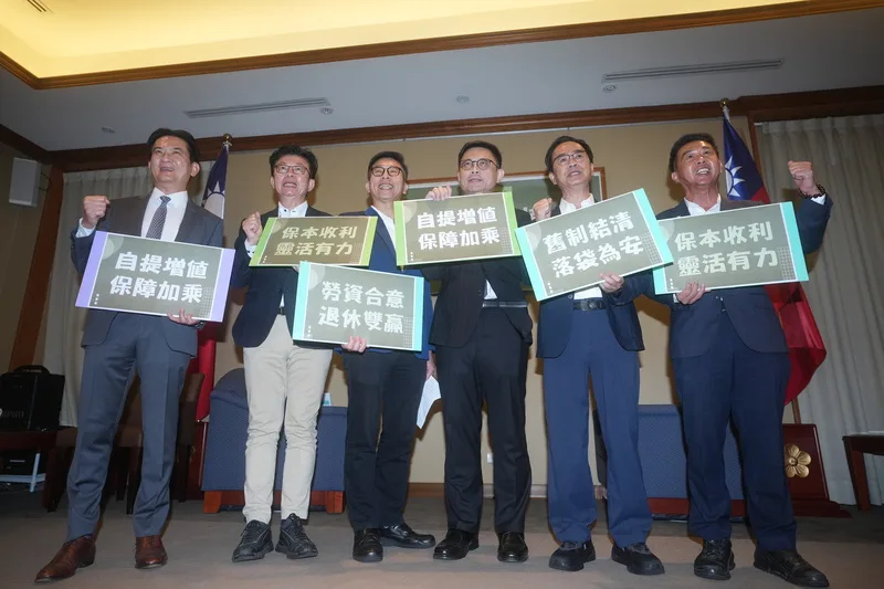 民進黨立委賴瑞隆（右3）17日偕同黨籍立委李昆澤（右2）、林俊憲（左）、郭國文（左2）、許智傑（右）、鍾佳濱（左3）等共同舉行記者會，呼籲啟動純舊制勞工權益改革，建立銜接機制，保障勞工退休生活。中央社