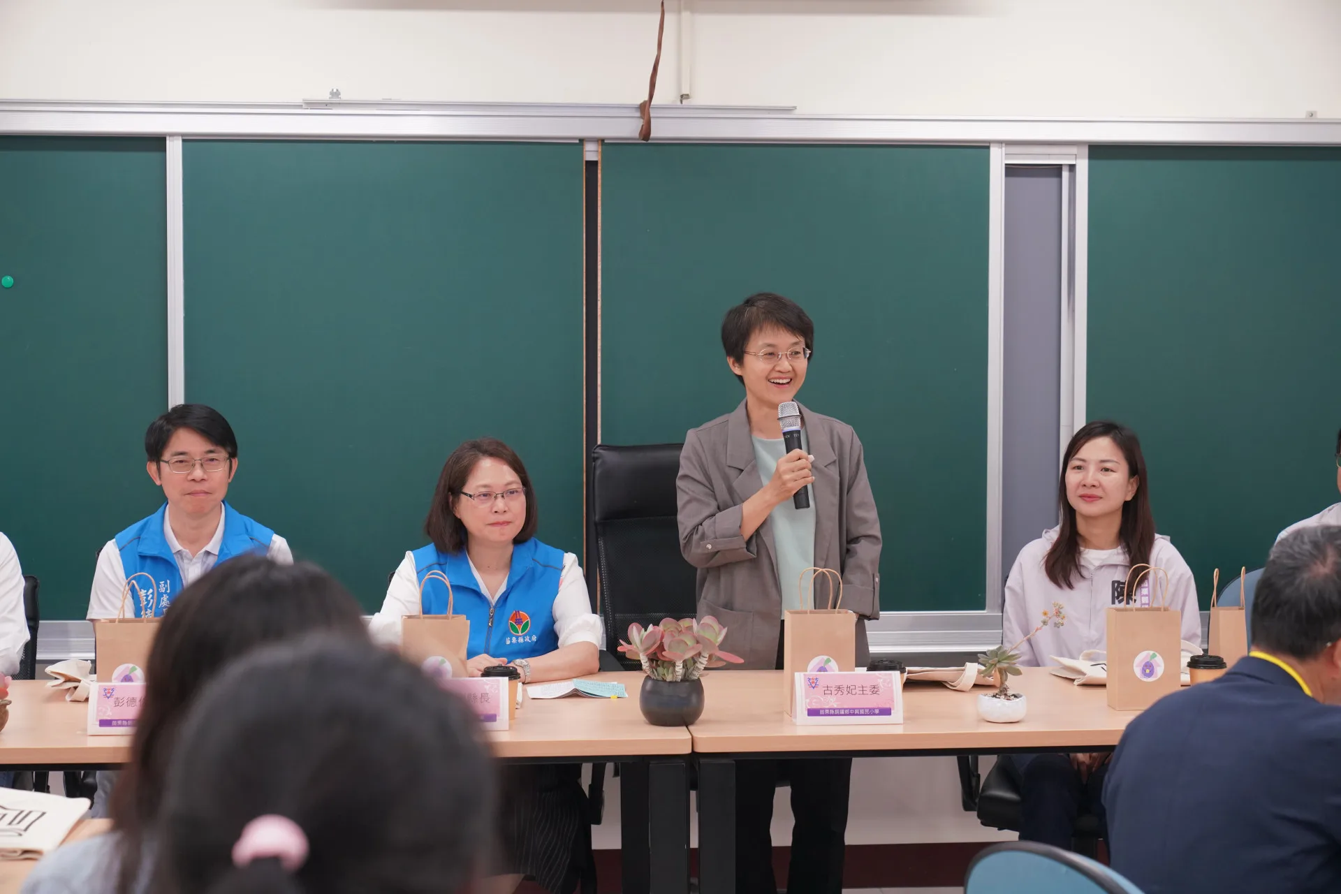 銅鑼中興國小幼兒園孩童扮演小老闆，認真說客語推廣菊花茶點。廖文琪攝