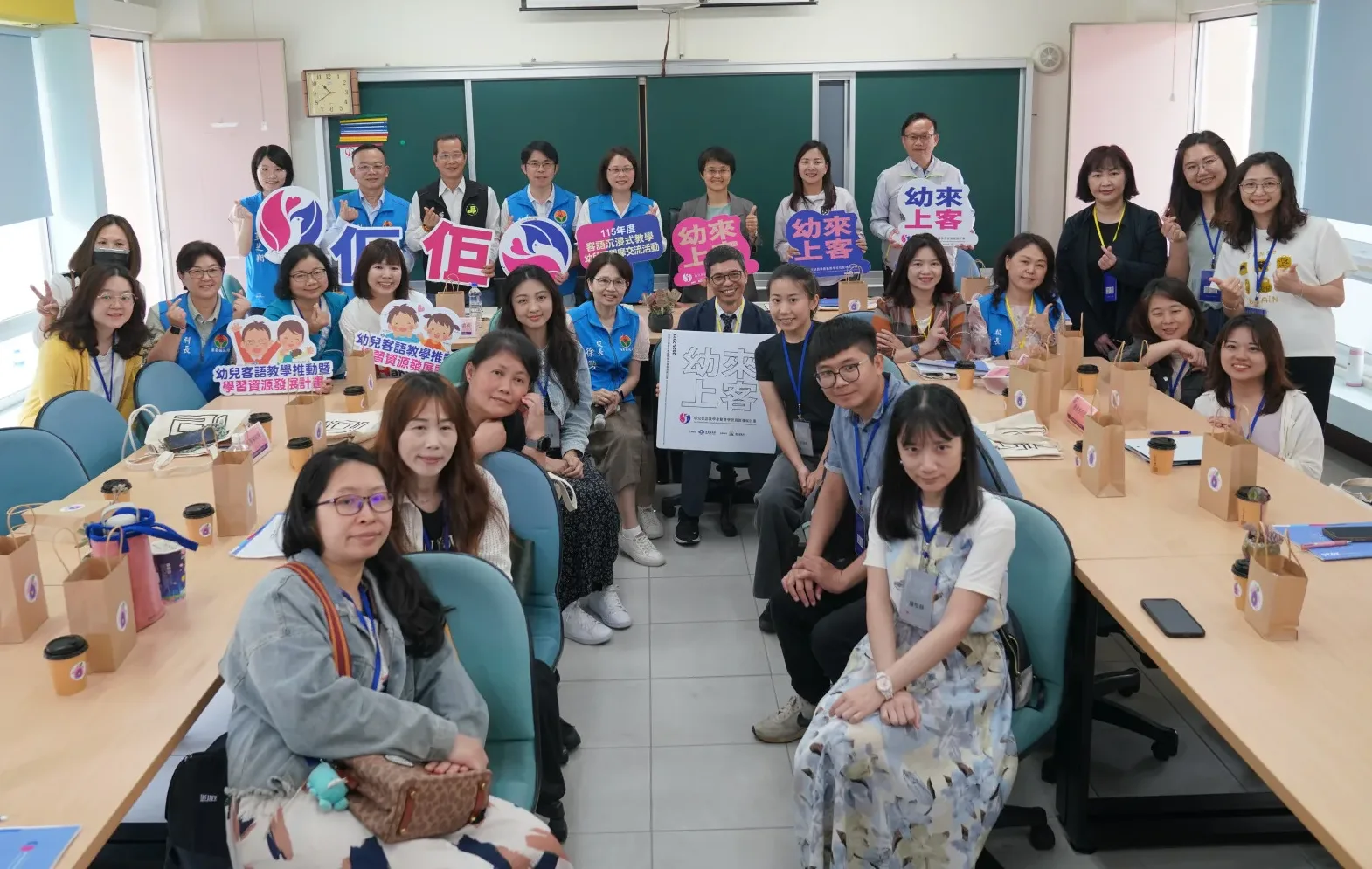 為了解沉浸式客語教學推動成效，客委會主委古秀妃，今(17)日前往苗栗縣銅鑼鄉中興國小附設幼兒園，實地觀摩幼兒客語學習情況。