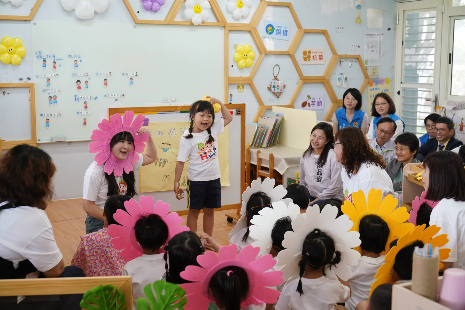 銅鑼鄉中興國小幼兒園演出兒童戲劇，客語說唱俱佳，現場氣氛活潑、溫馨。廖文琪攝