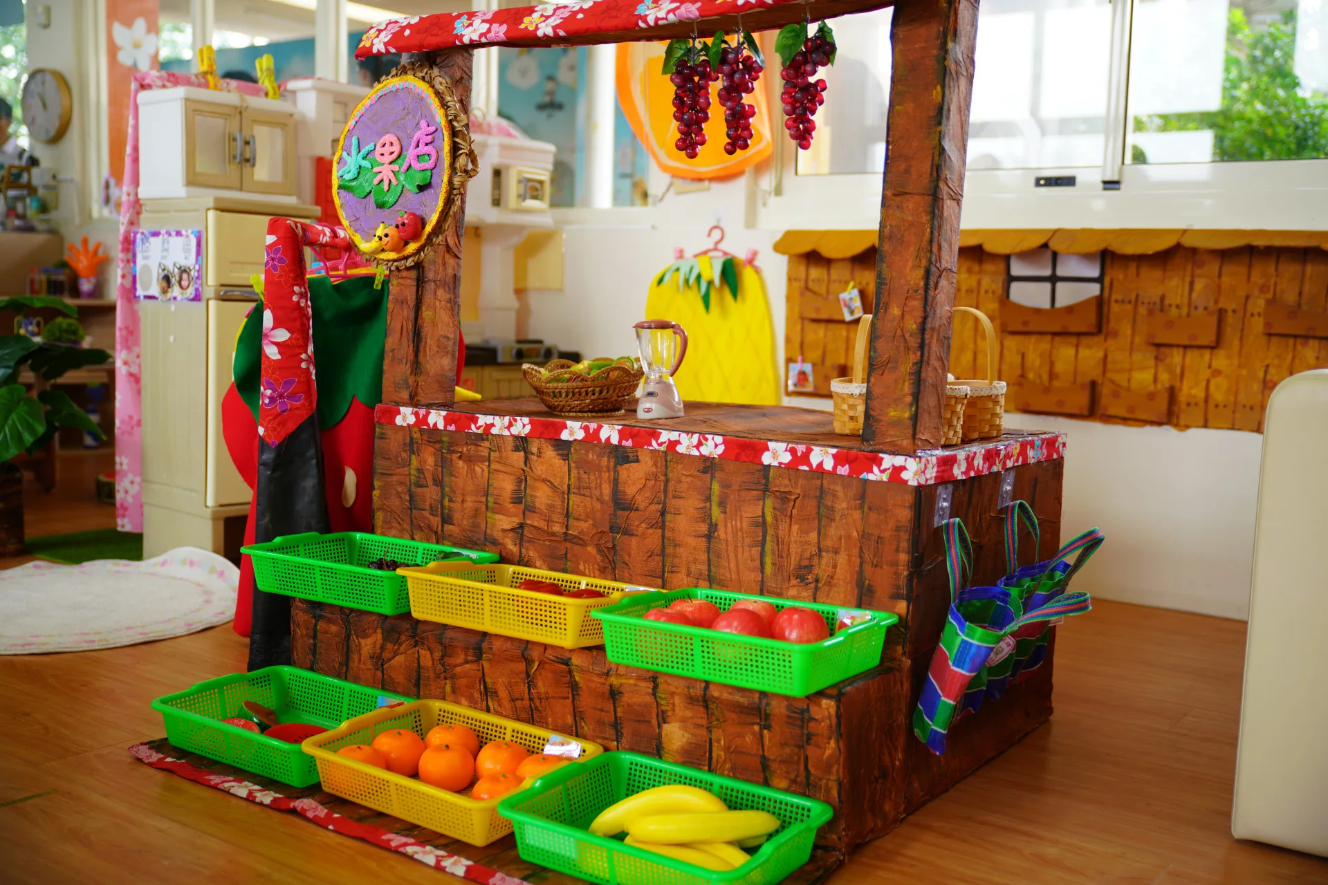 苗栗縣銅鑼鄉中興國小附設幼兒園，桐花班內水果店情境與教具。廖文琪攝