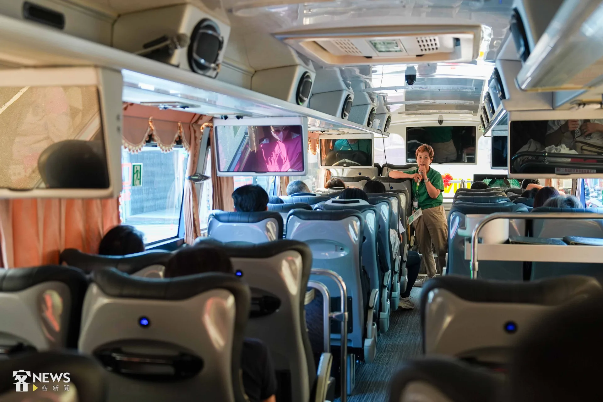 「客庄買菜巴士」用巴士載民眾深入客庄傳統市場，採買再多都不怕。李台源攝