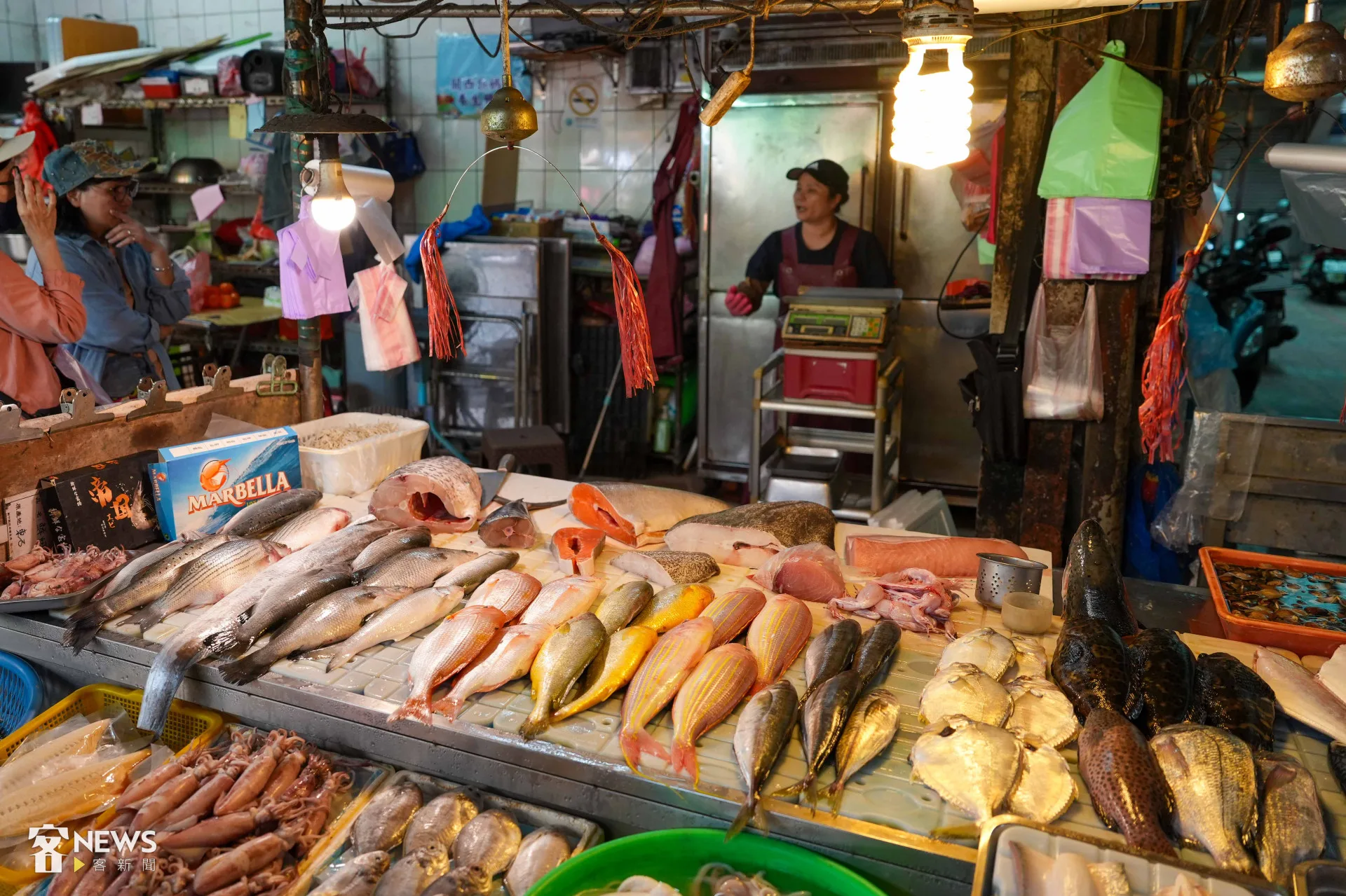 關西市場一隅，新鮮貨品讓人買到欲罷不能。李台源攝