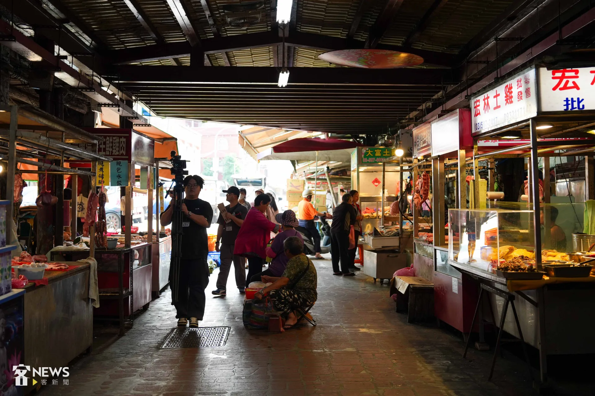 關西市場內部搭有鐵皮，逛市場不怕曬太陽。李台源攝