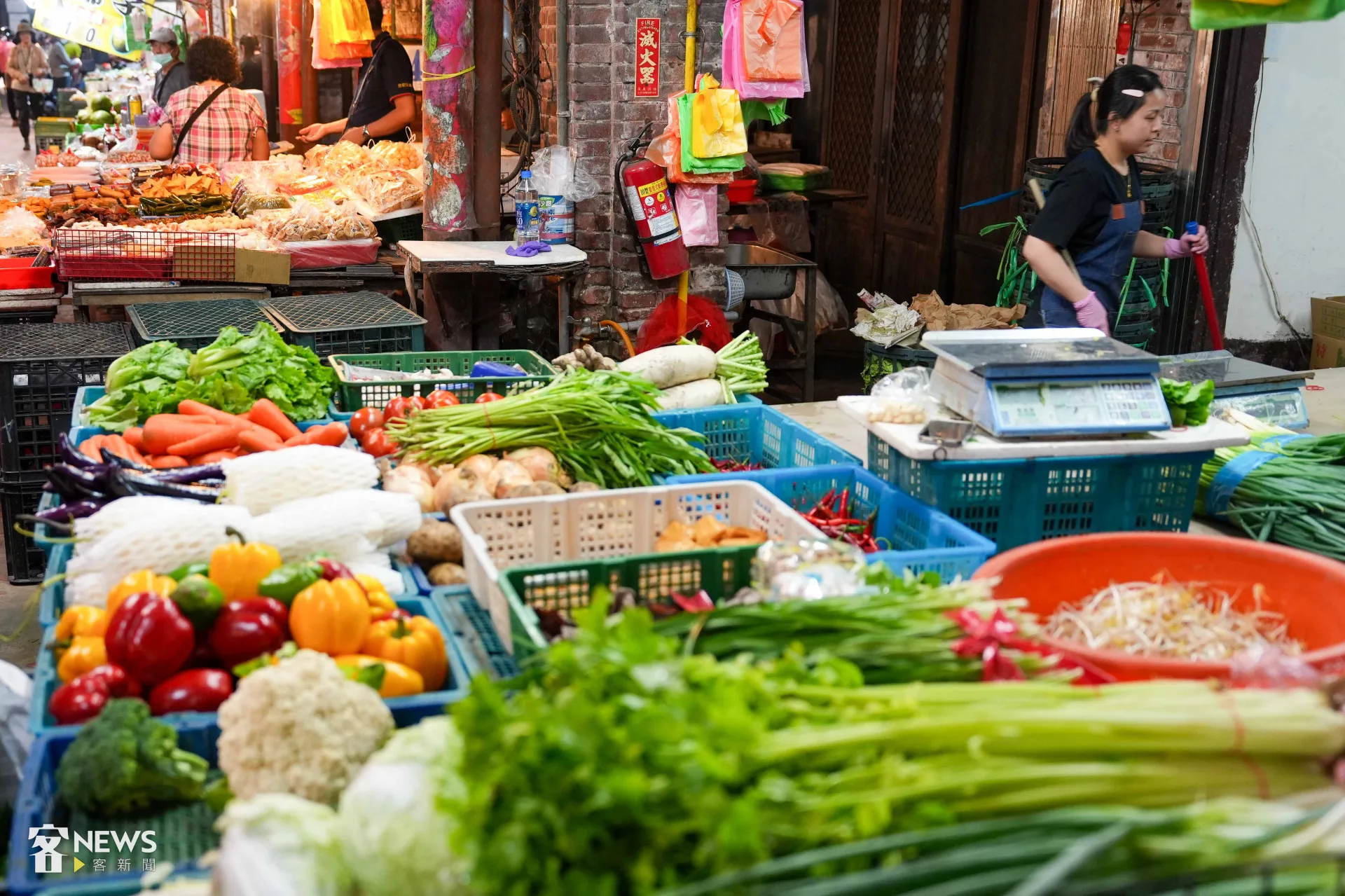 客委會推出「客庄買菜巴士」活動，媒體場來到擁有百年歷史的關西市場。李台源攝