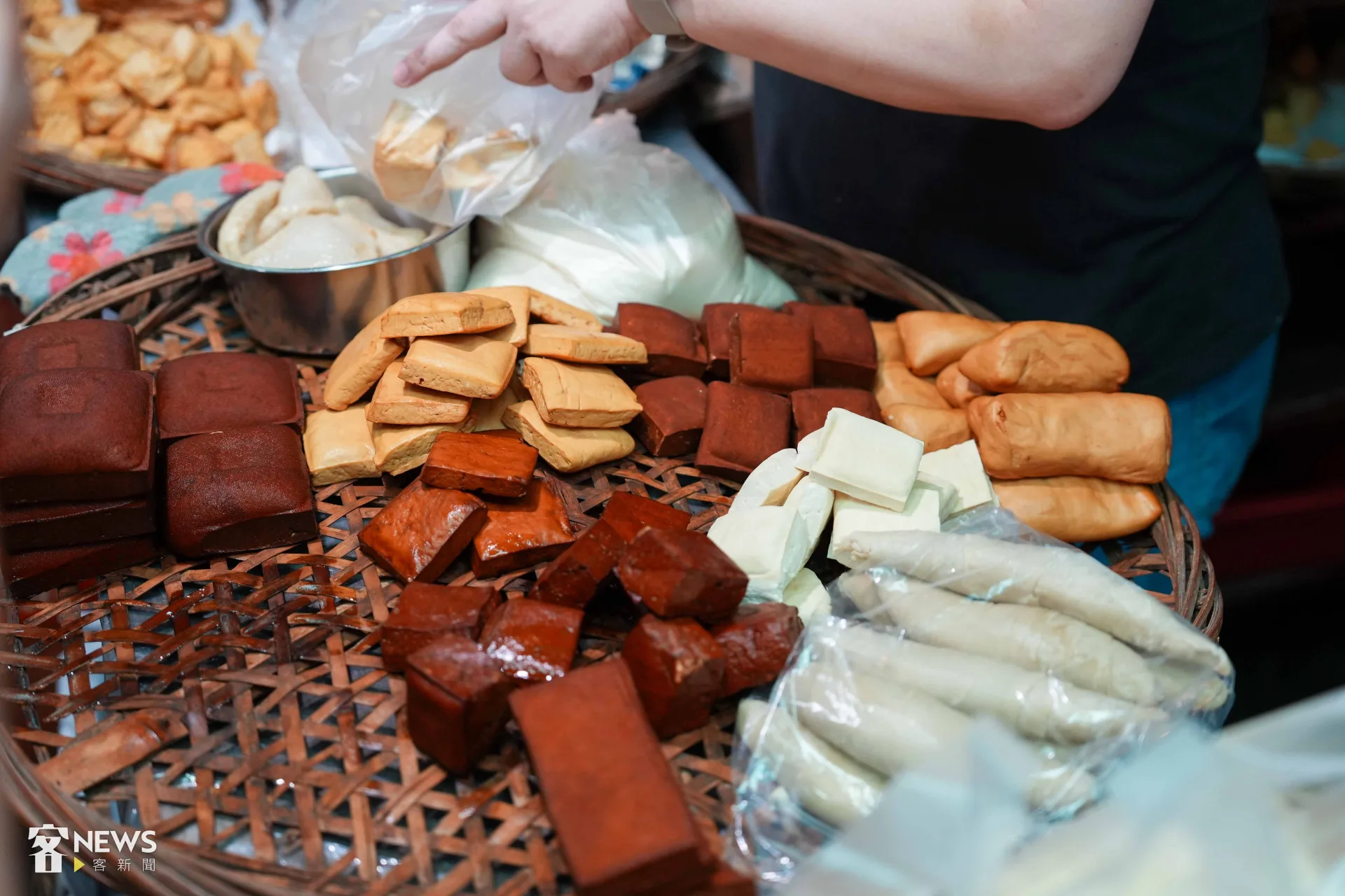 阿汀豆腐還販賣多種豆干，包括地區限定、水分較少的扁豆干（下方深色豆干），吃起來口感較Q彈。李台源攝