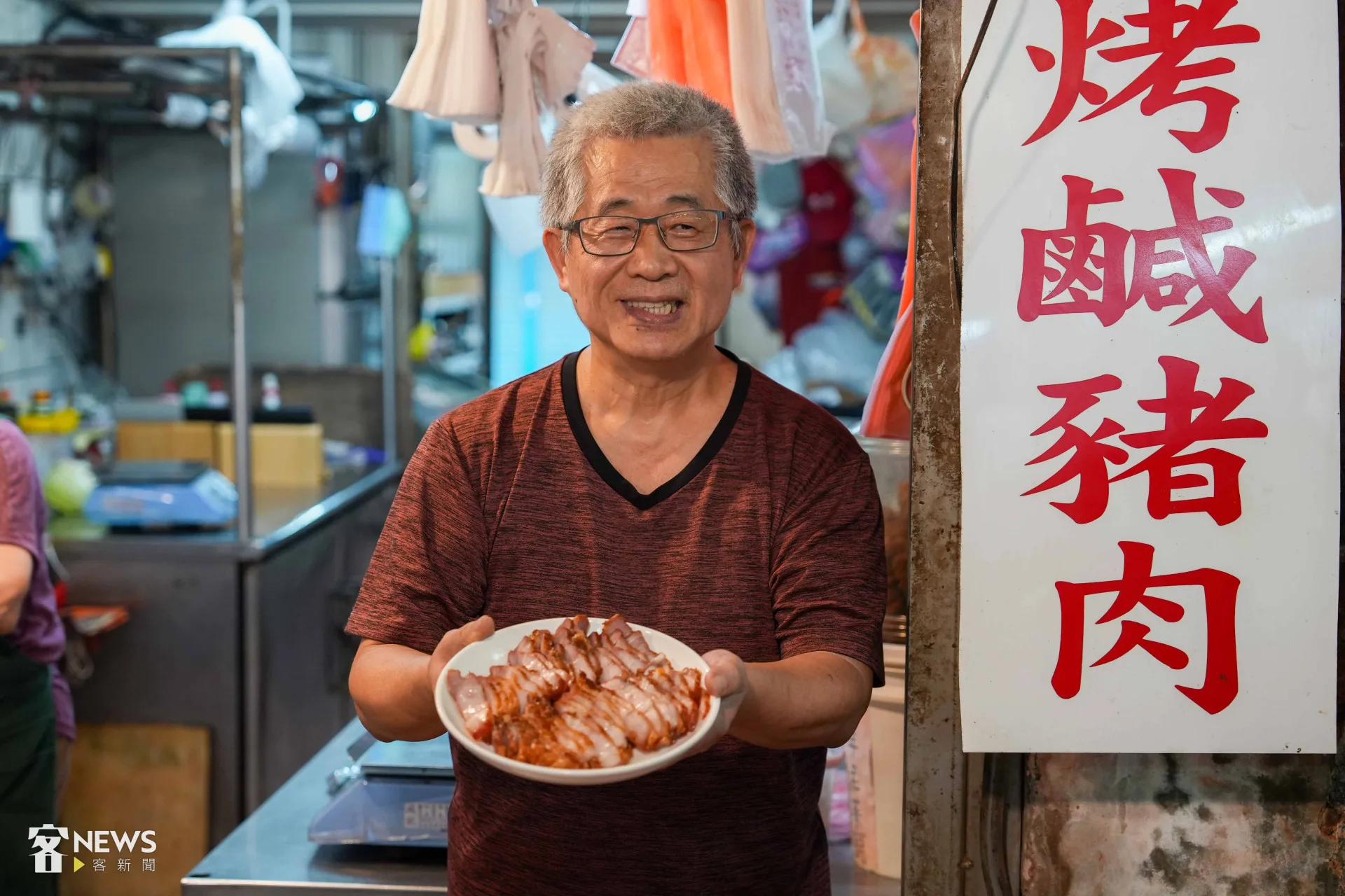 鄒記鹹豬肉老闆對自家產品相當自豪。李台源攝