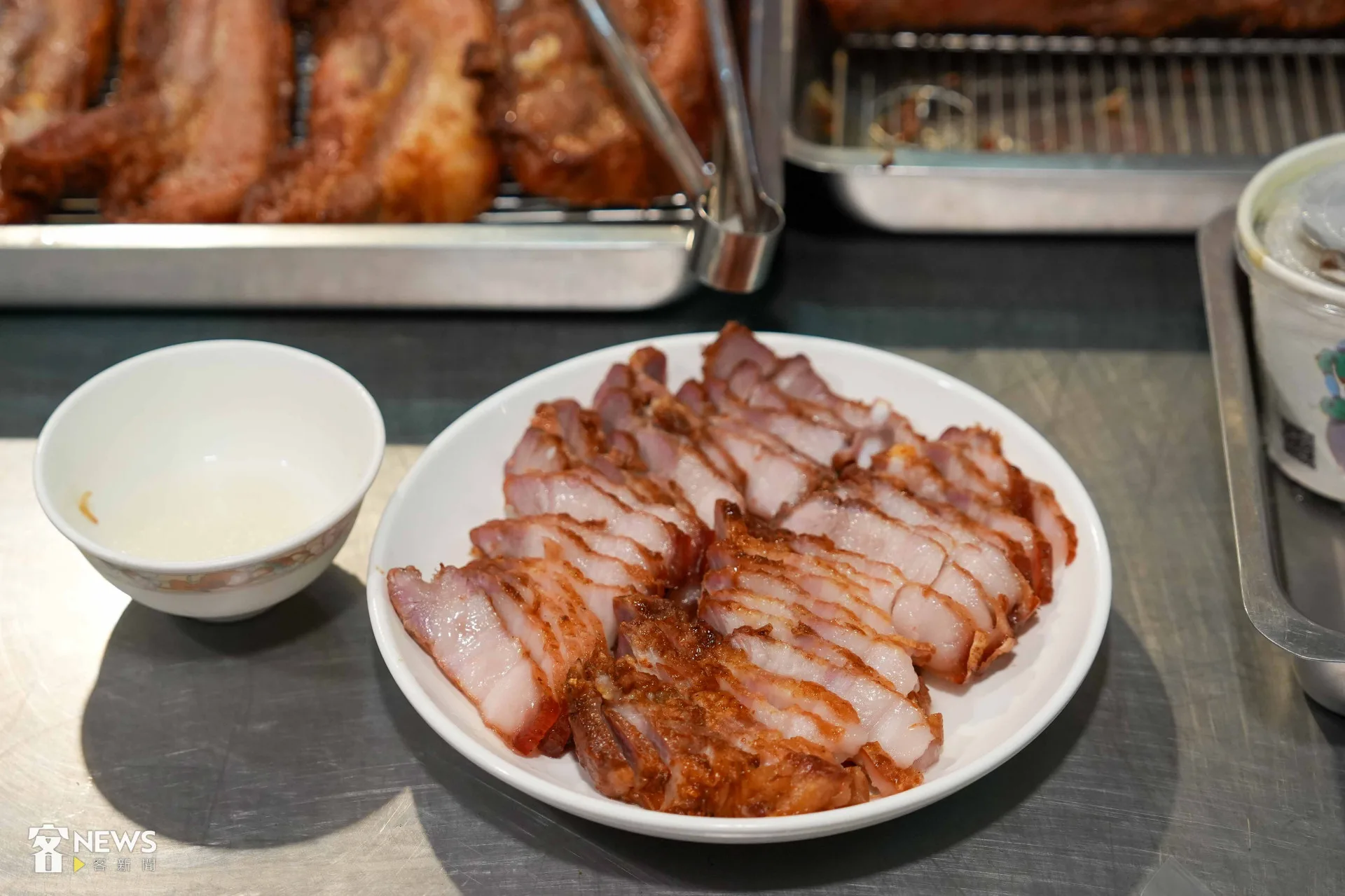 購買鹹豬肉可搭配店家貼心附贈的蒜蓉醋醬，既提味又解膩關西市場一隅，新鮮貨品讓人買到欲罷不能。李台源攝