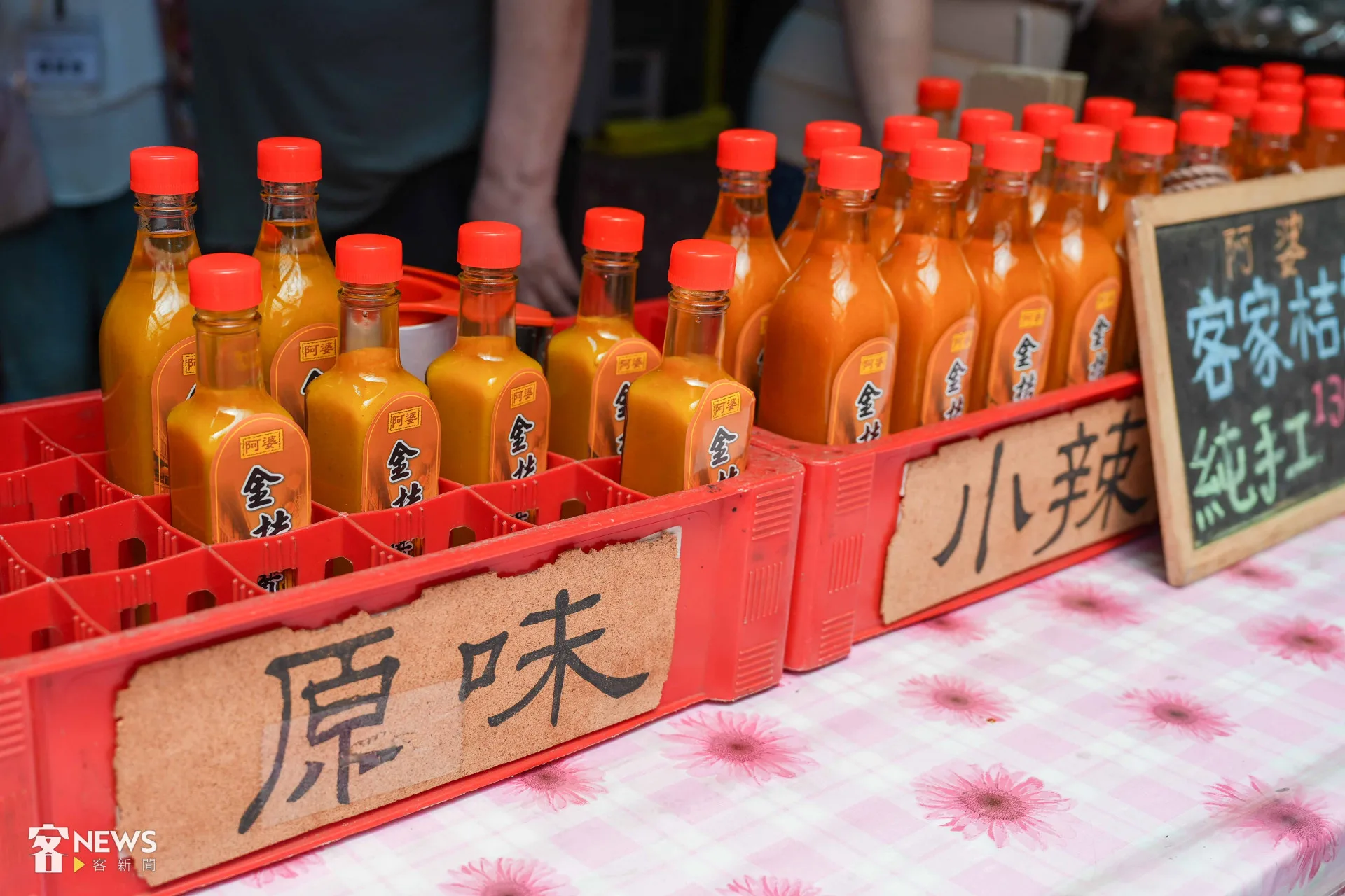 阿婆桔醬有原味、小辣、中辣、大辣四種口味，因為不添加防腐劑，封罐前會加入一段米酒。李台源攝