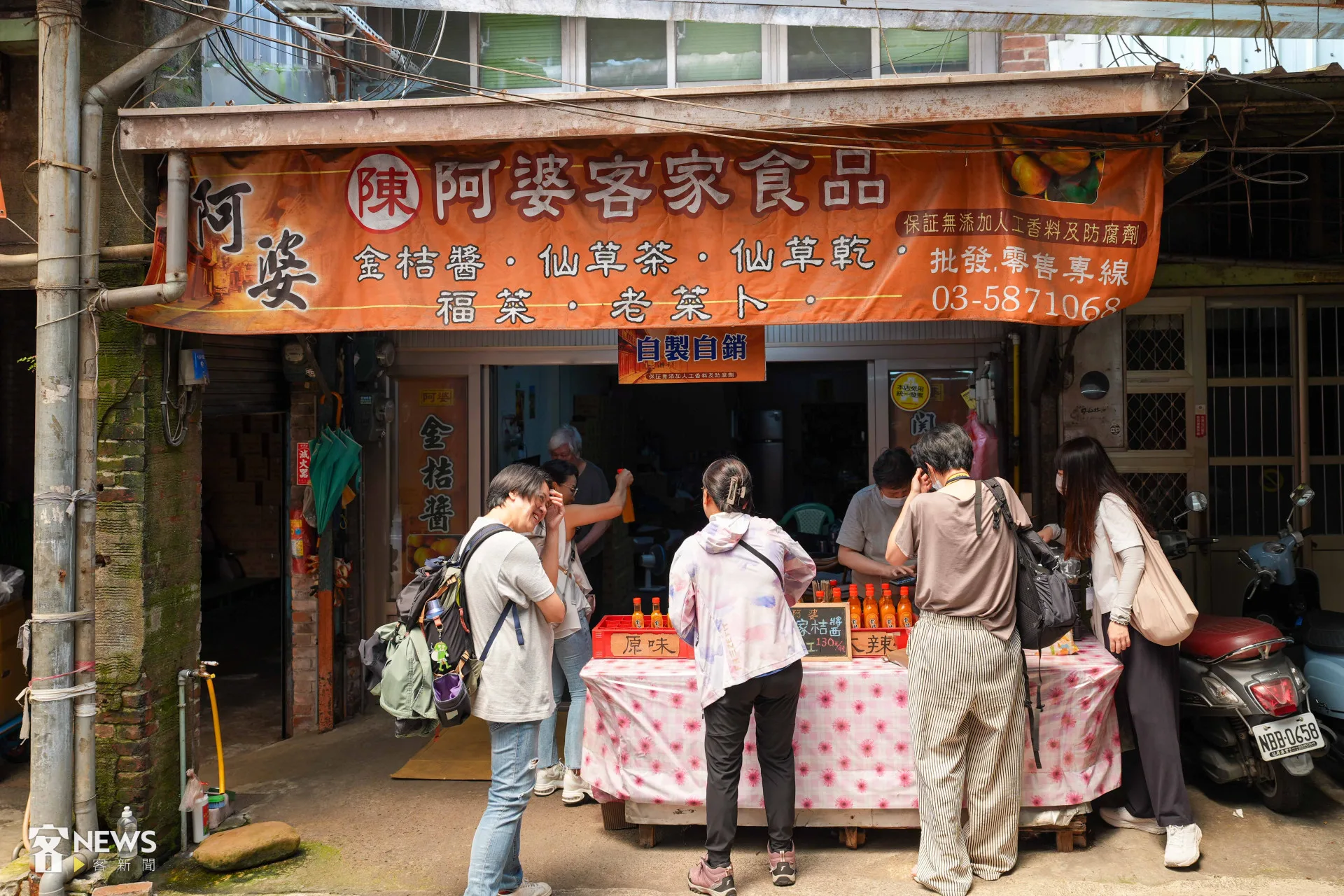 阿婆桔醬靜靜座落在關西市場外側。李台源攝