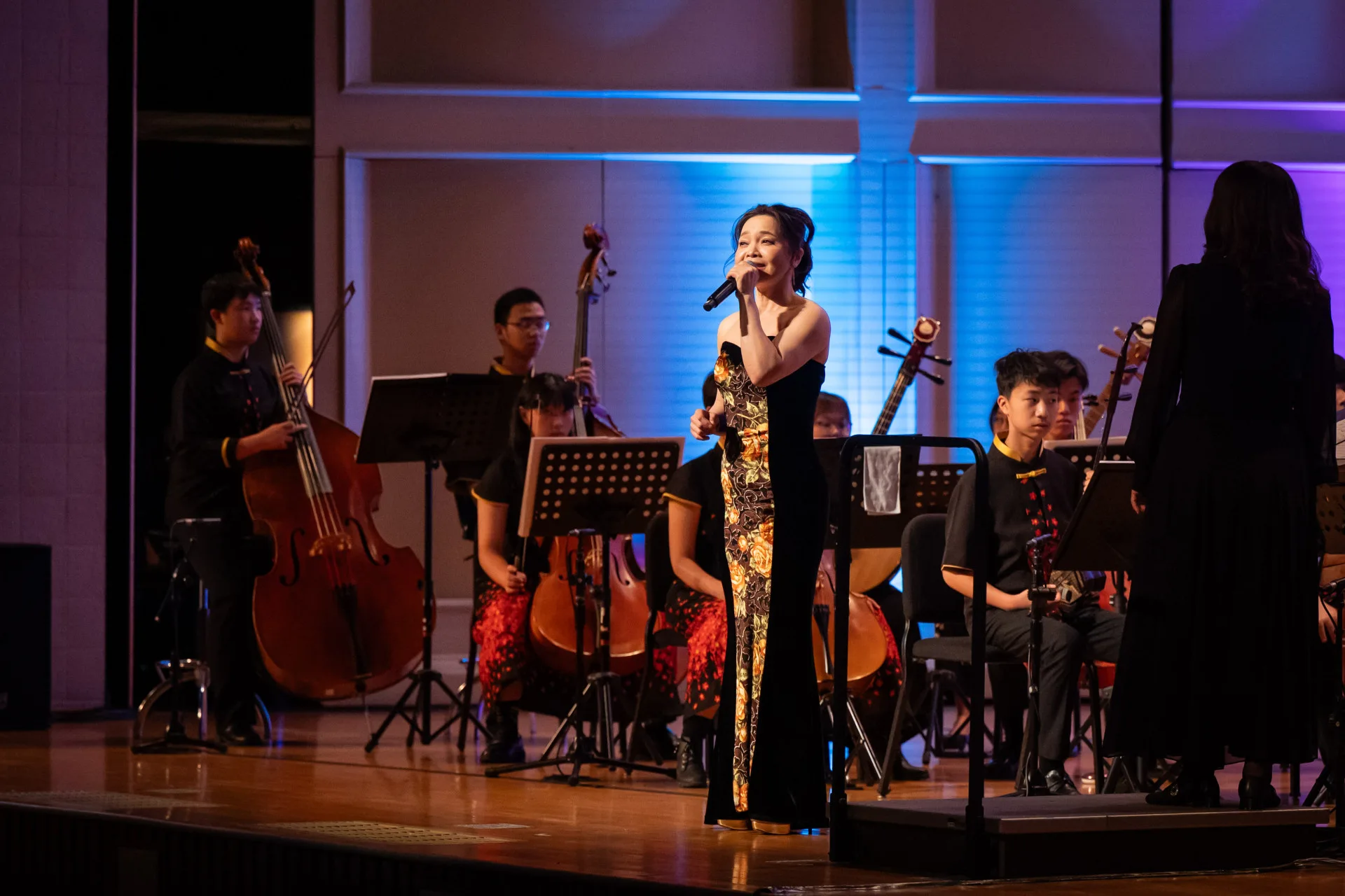 黃珮舒擔綱詞曲創作並演唱〈山城客家路〉，以大埔腔深情訴說台中山城情懷，首演大獲成功。台中市政府提供