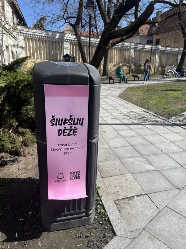 維爾紐斯市政府利用巨型便利貼設計，標註立陶宛與在生活常見的物件和地點上，例如教堂、博物館、垃圾桶和車站等，讓行人在生活中自然接觸並記憶語言。中央社