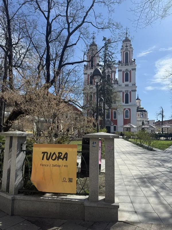 維爾紐斯街頭近期出現放大版「便利貼」，以立陶宛語標註周遭物件名稱，做推廣立陶宛語學習。圖中便利貼為「柵欄」立陶宛語。中央社