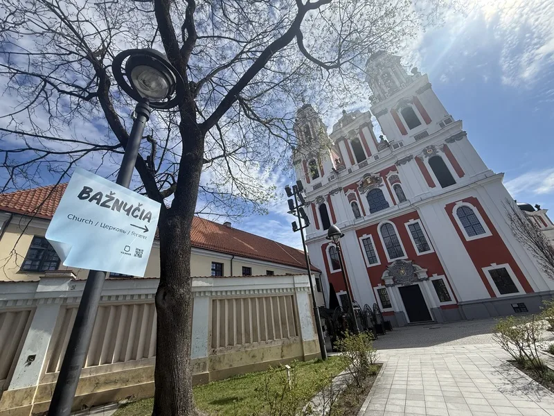 立陶宛首都維爾紐斯推動外籍居民語言融合，用創意方式幫助外國人學習立陶宛語。圖為維爾紐斯的聖凱瑟琳教堂，與標註著「教堂」立陶宛語的便利貼。中央社