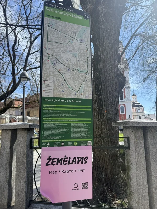 標有「地圖」立陶宛語的巨型便利貼。中央社