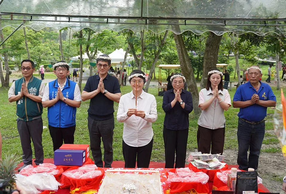 「2026古坑桐花祭-山林裡的白色約定」，由客家委員會主委古秀妃主祭，偕同雲林縣及古坑鄉地方團隊敬拜伯公，揭開今年首場桐花系列活動。廖文琪攝
