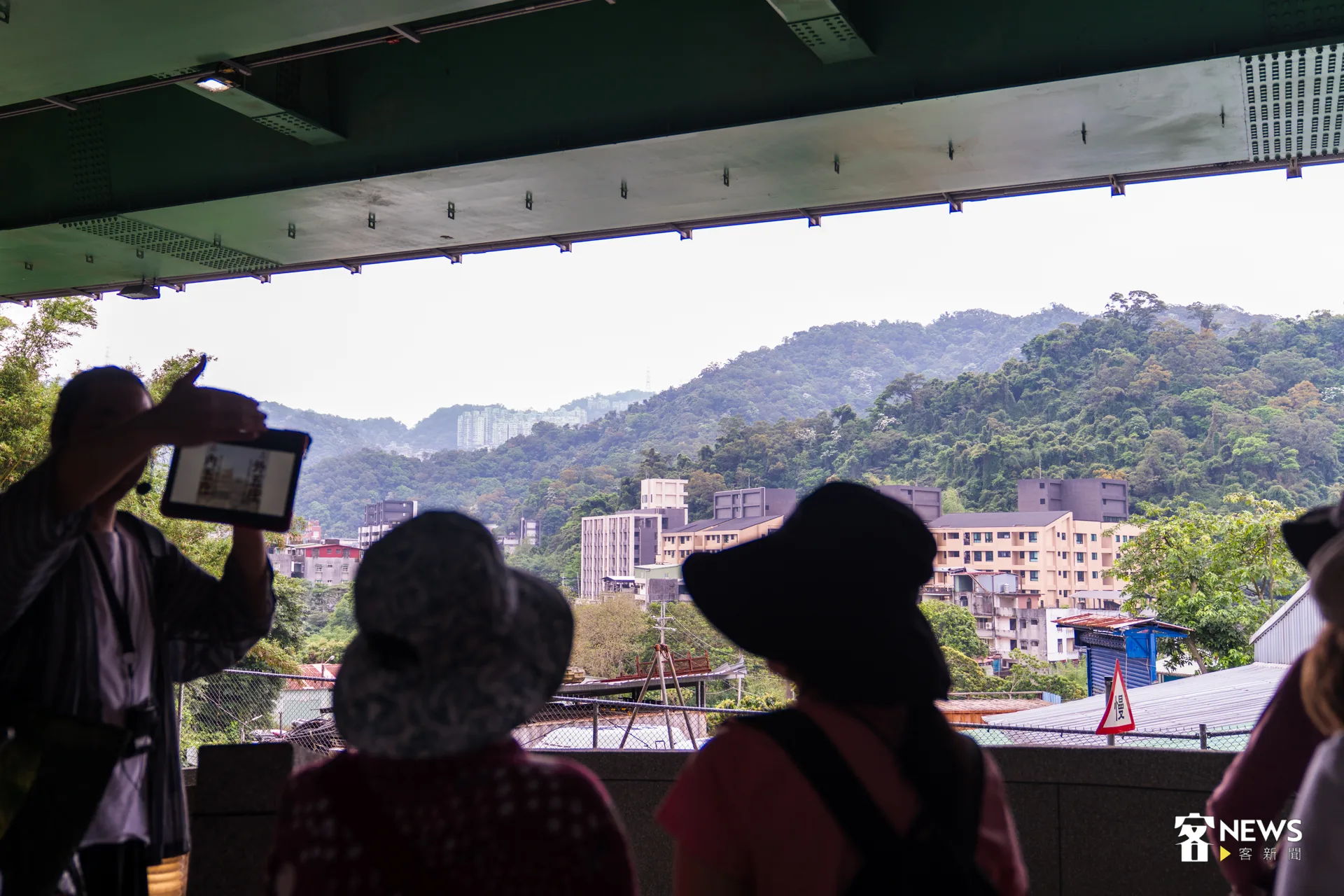 安坑地區舊稱為「暗坑」，早期開發以福建漳州移民為主，其中許多是來自漳州府詔安縣、南靖縣等地的「客底」。洪藝晅攝