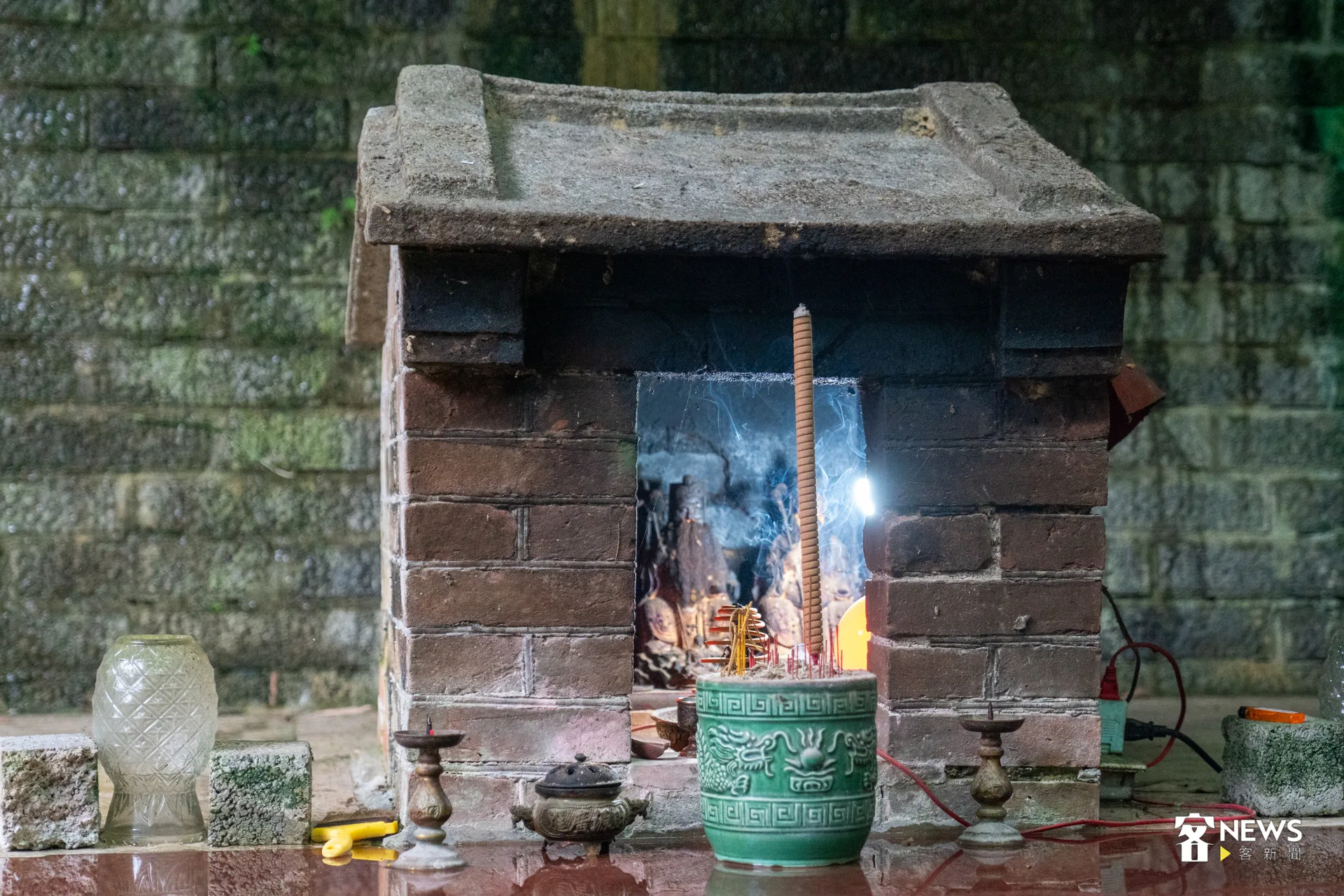 雖然山中並無住人，但廖梧佑的阿祖替伯公整理個能遮風避雨的祭祀場所。洪藝晅攝