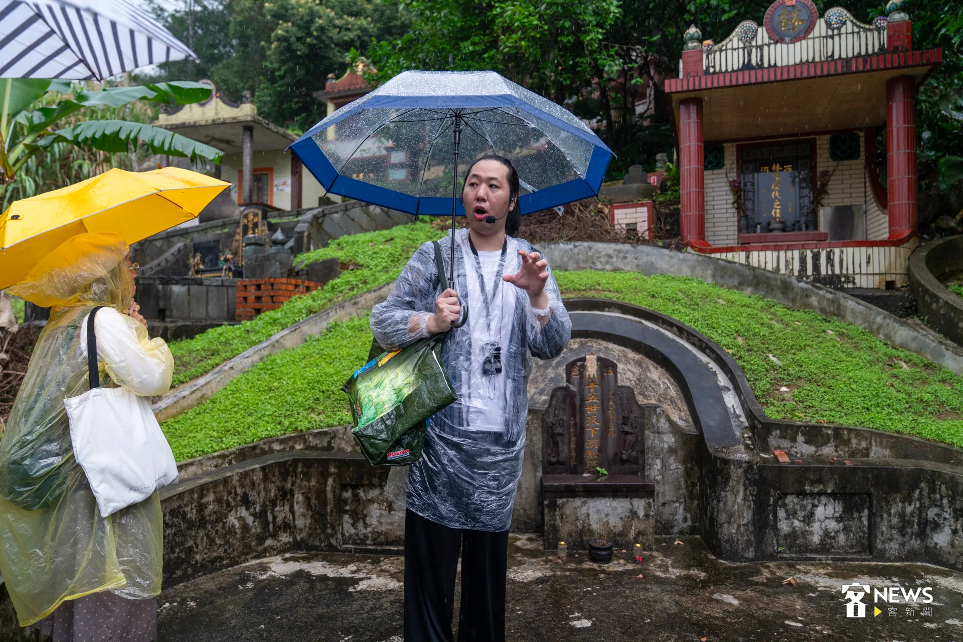 「安坑福佬客文化之旅」尋訪潤濟山墓葬區，認識詔安客雙廖與汀洲客永定游姓的拓墾故事。洪藝晅攝