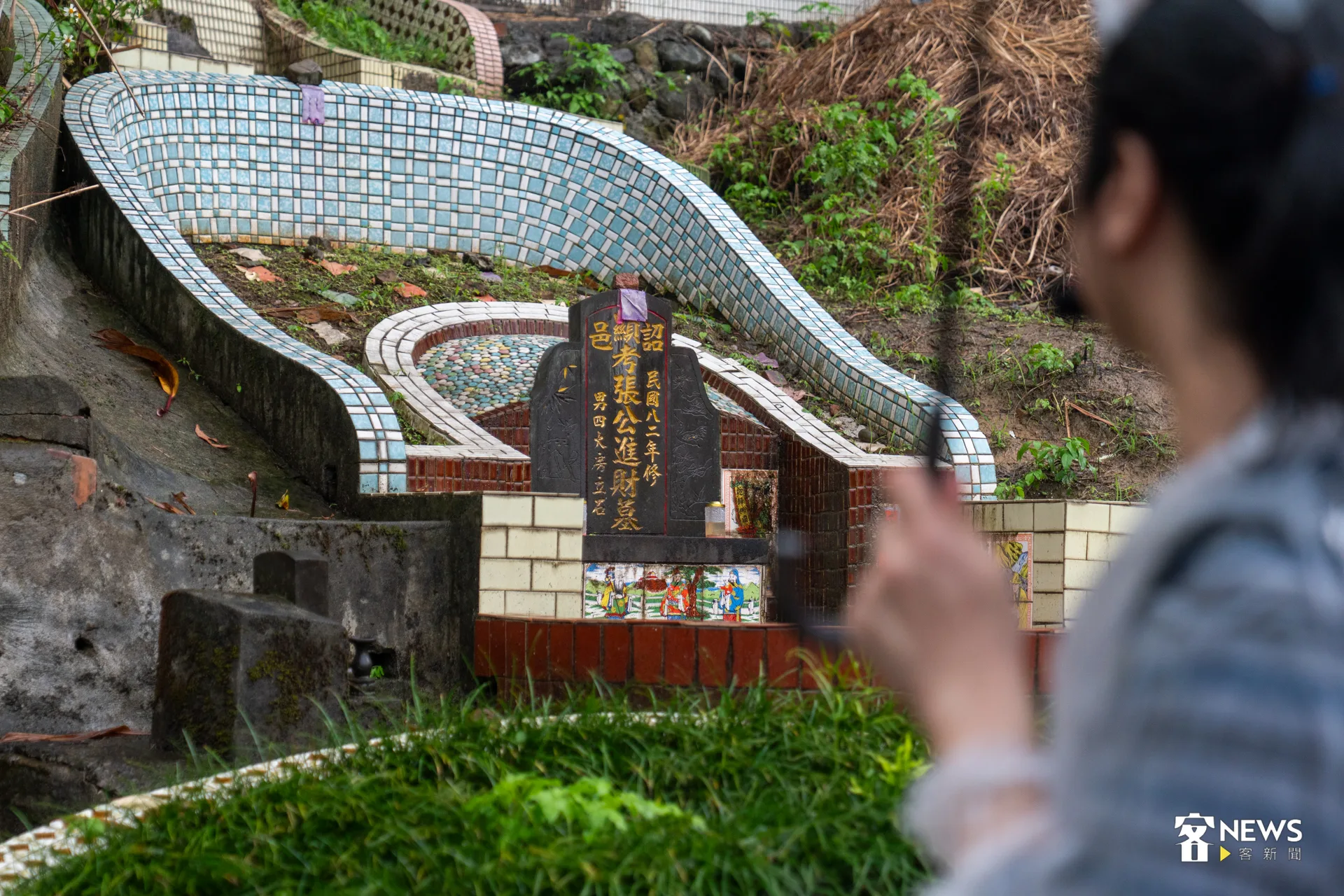 「安坑福佬客文化之旅」尋訪潤濟山墓葬區，認識詔安客雙廖與汀洲客永定游姓的拓墾故事。洪藝晅攝