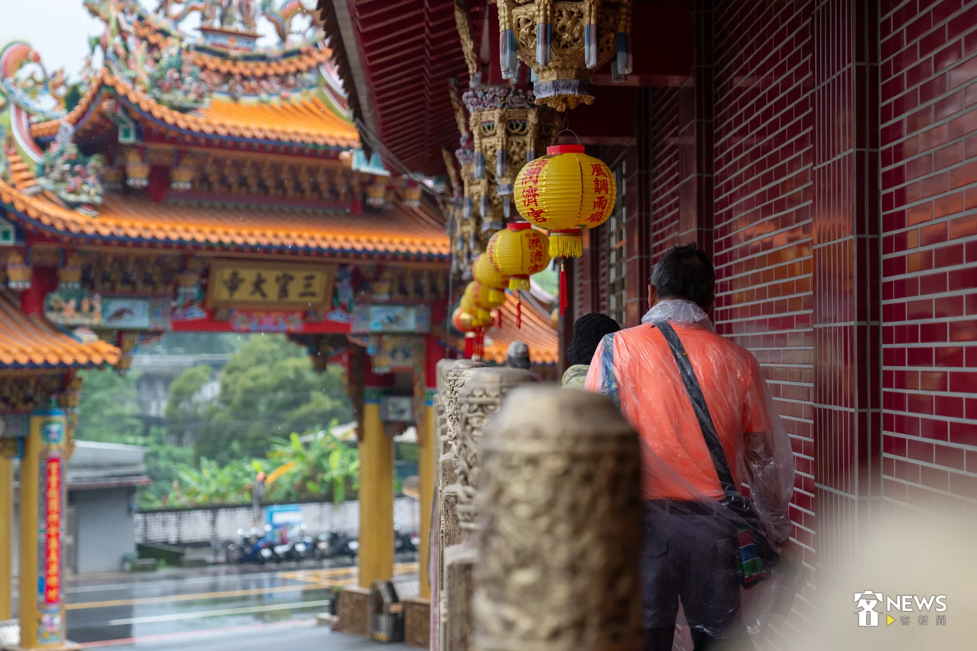 在地團隊與紀錄片工作者引路，走訪伯公廟、潤濟宮與墓葬區等。洪藝晅攝