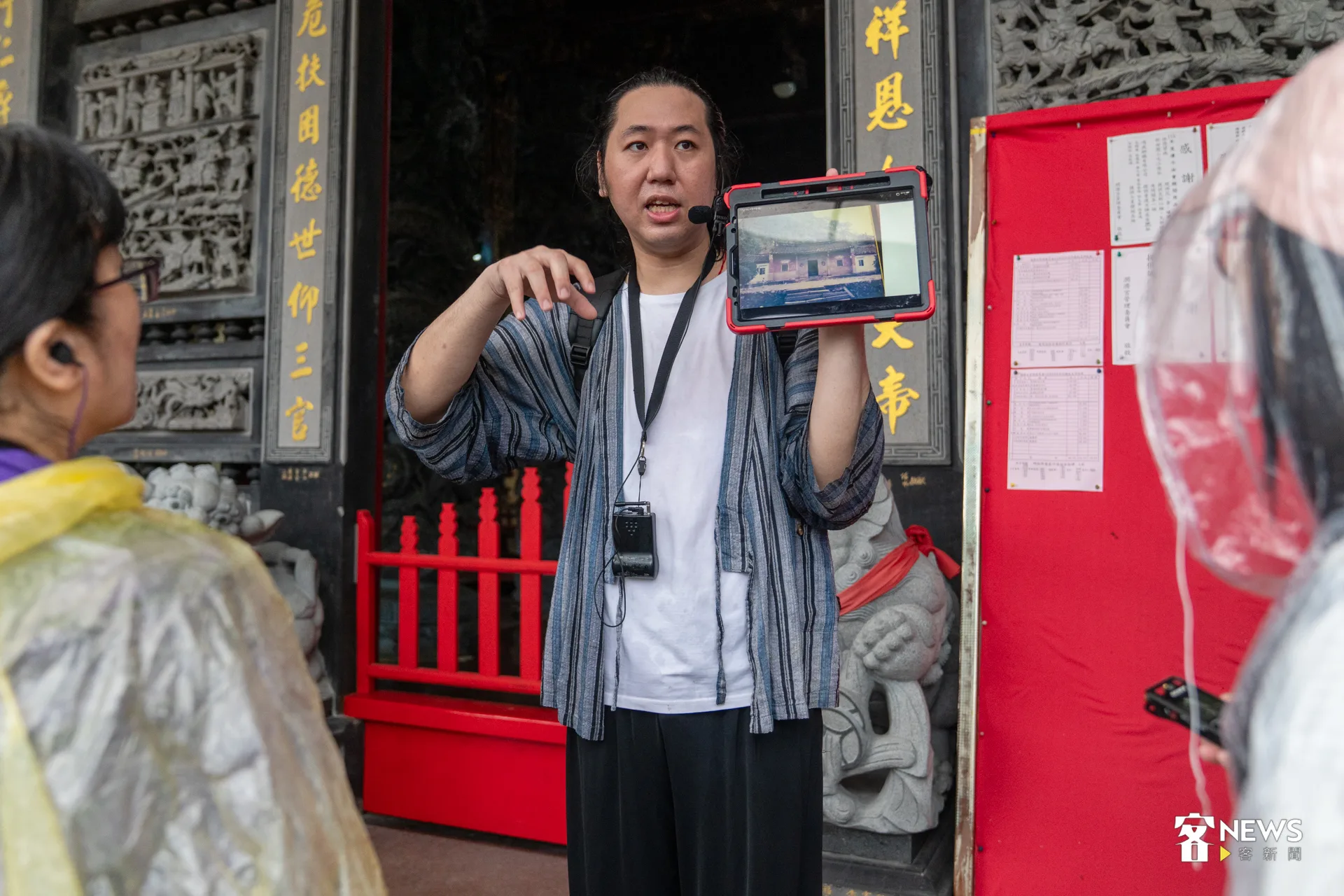 「暗坑文化工作室」執行長吳柏瑋（圖中）與紀錄片導演廖梧佑共同帶路，從下午一路延伸至入夜。洪藝晅攝