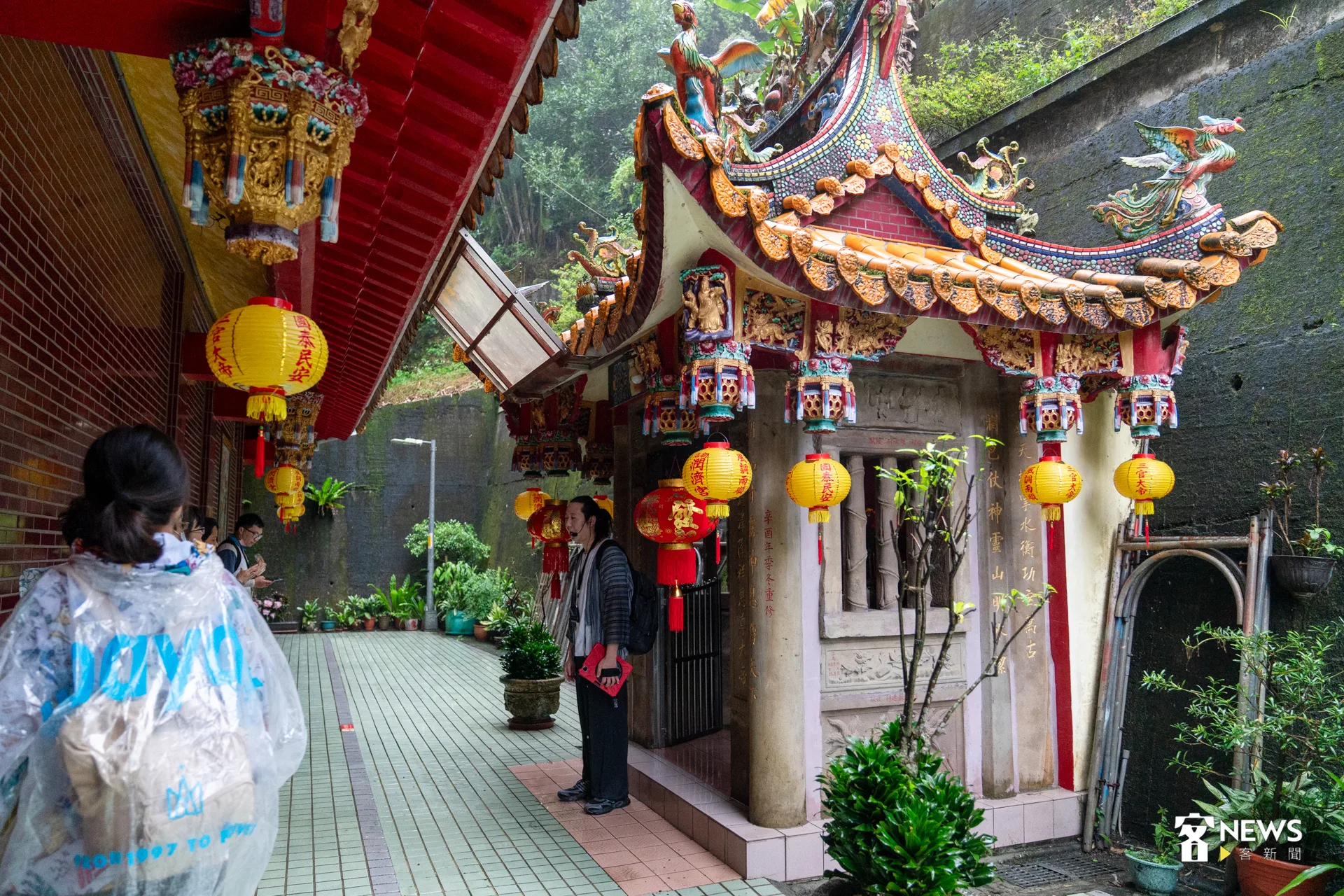 在地團隊與紀錄片工作者引路，走訪伯公廟、潤濟宮與墓葬區等。洪藝晅攝