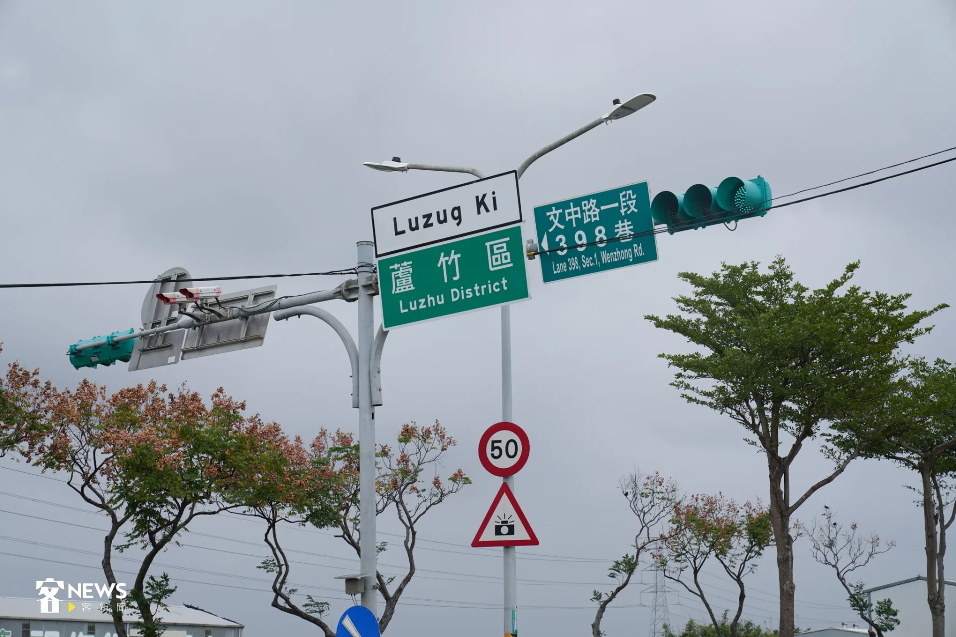 我國也有客語拼音的路牌讓大家學習客語發音，但僅限於路標。宋佩遙攝