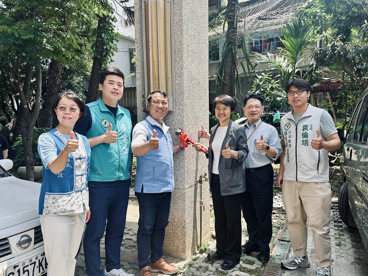 開工敲樑，象徵圖書館裝修距離順利完工啟用邁出關鍵一步，並祈求未來圖書館營運平安。客家委員會提供