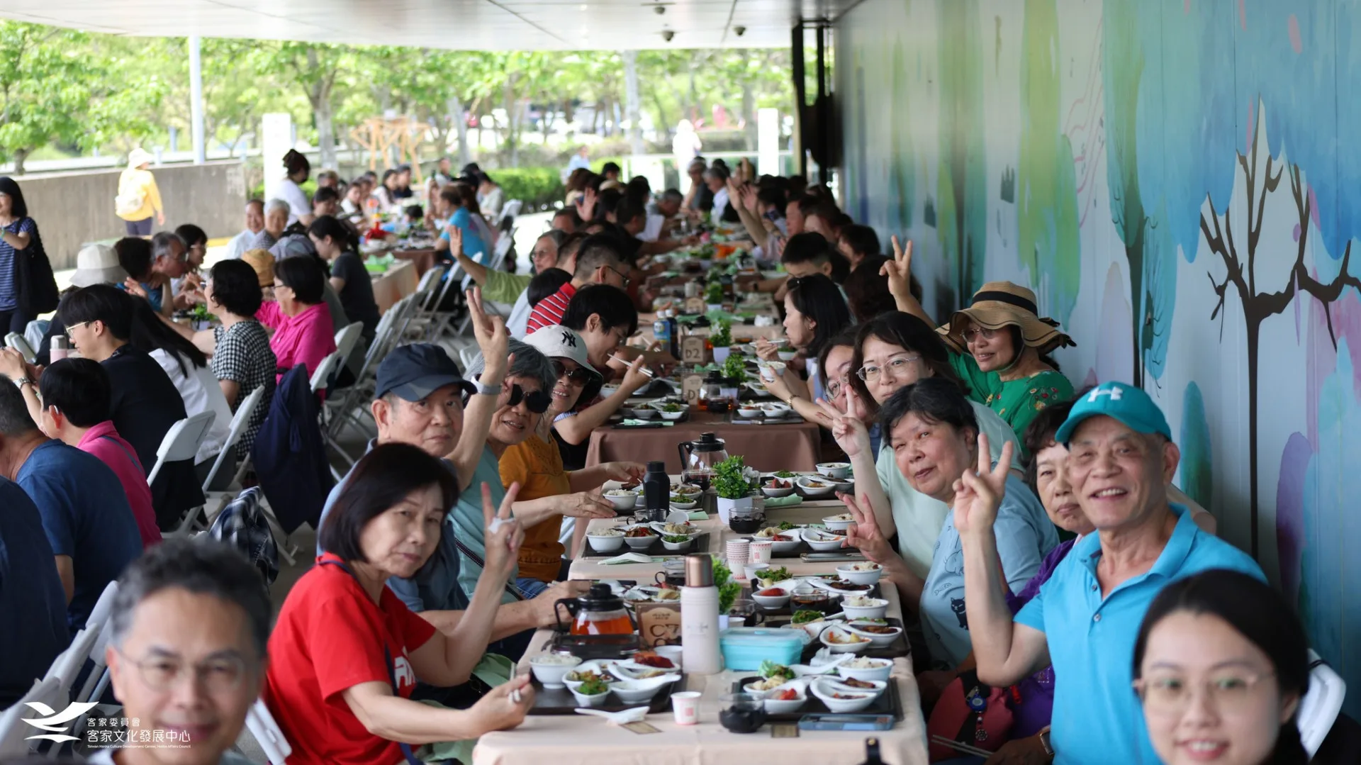 參加桐花宴的民眾開心享用美食。客發中心提供