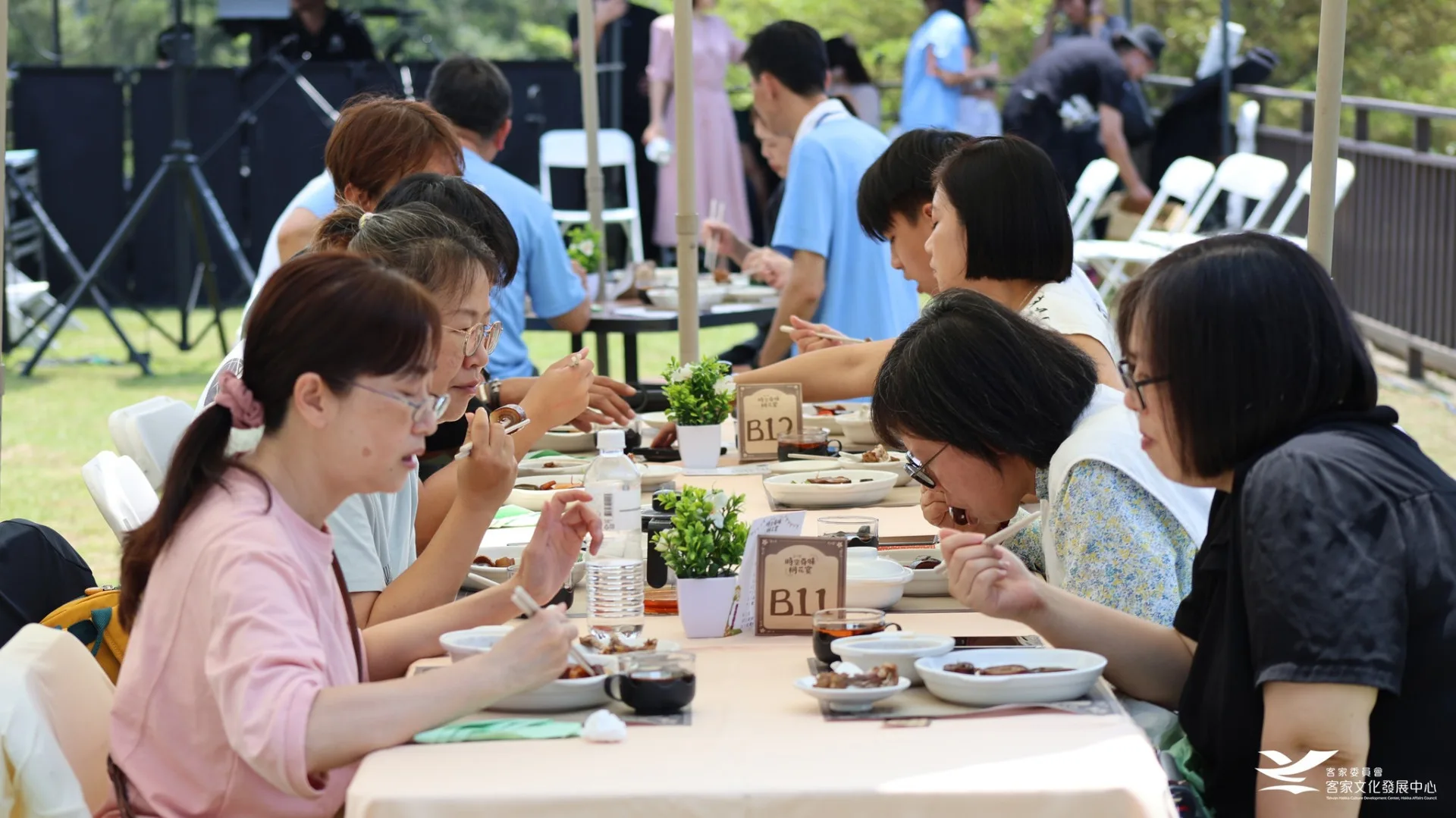 民眾開心享用桐花宴，總共有十道經典且有創意的客家菜。客發中心提供