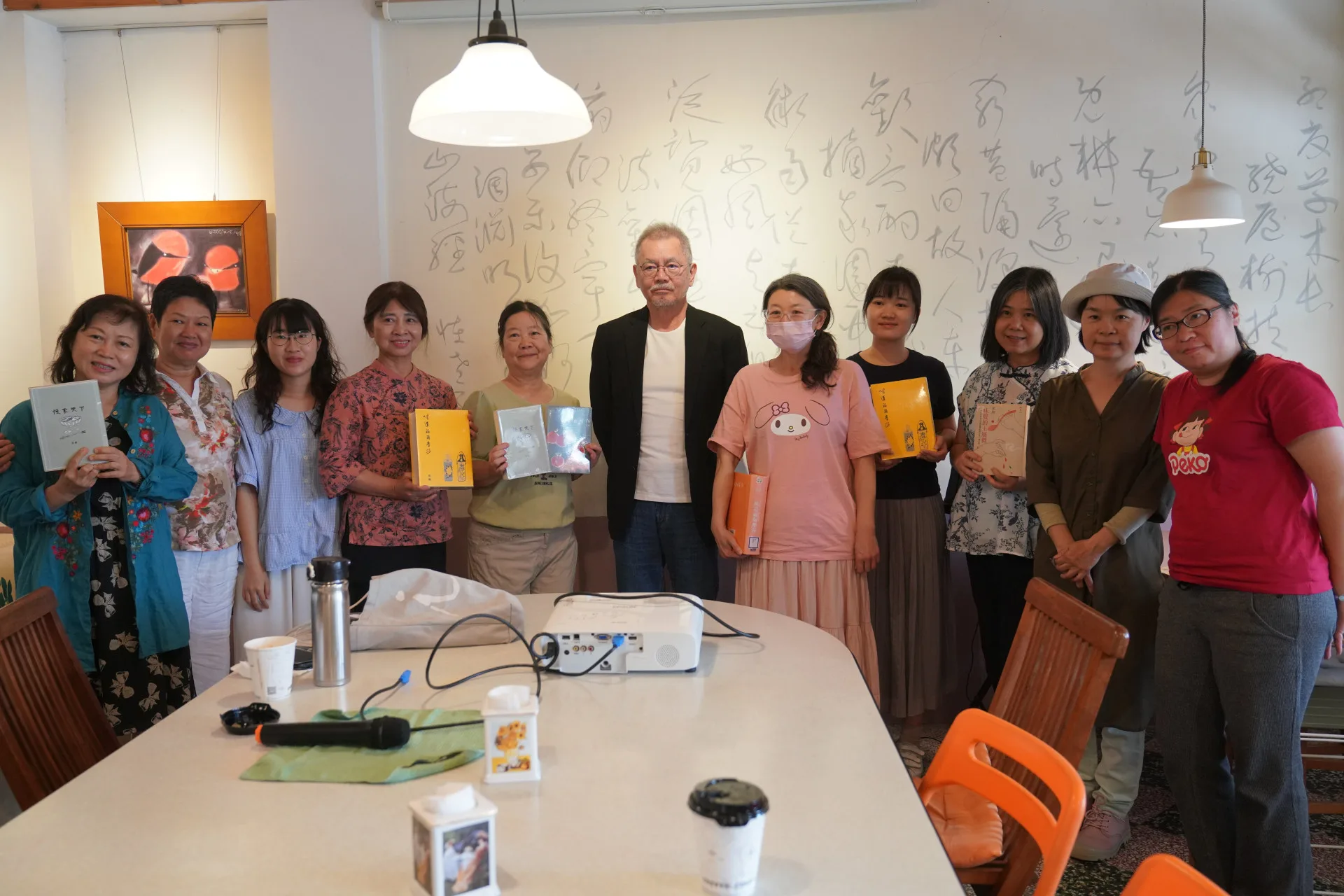 焦桐（中）認為客家菜重質質內容，在餐桌與能與好朋友、家人相聚，是生活裡很享受的事。廖文琪攝