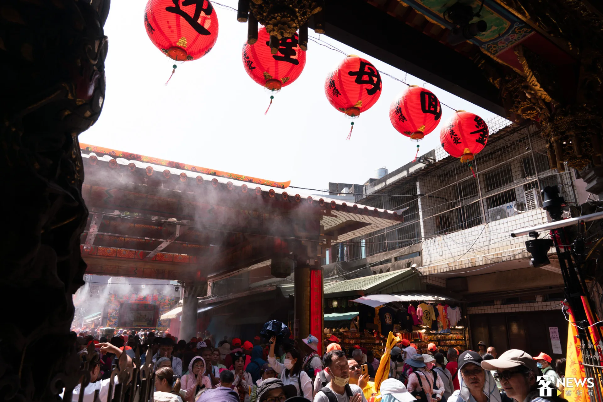 拱天宮今天一早已湧入大批信眾。朱愷元攝