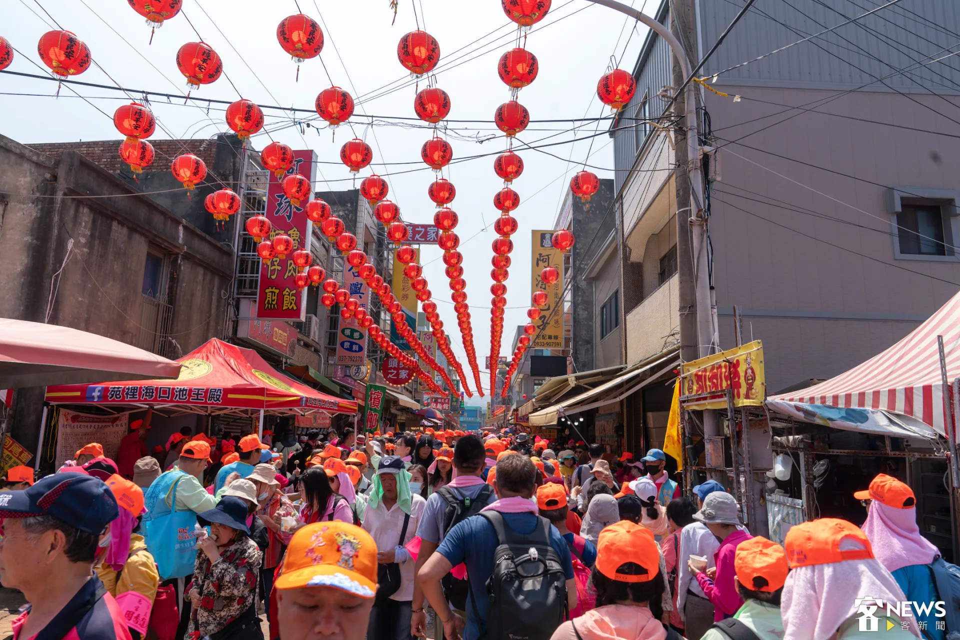 拱天宮一早已湧入大批信眾等待媽祖回鑾。朱愷元攝