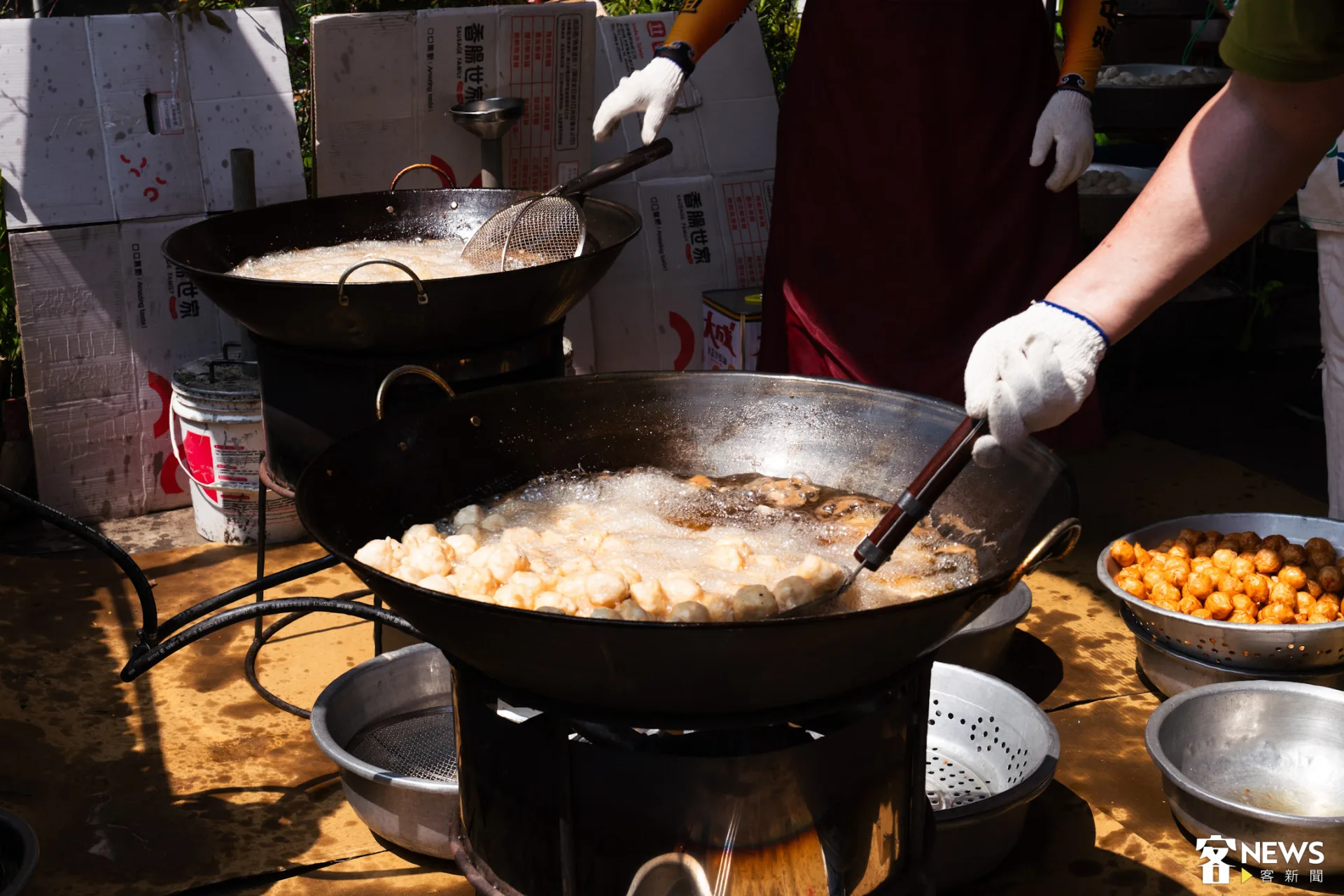 有信眾特別自新北八里過來，親戚跟好朋友共同集資，炸花枝丸與信眾分享。朱愷元