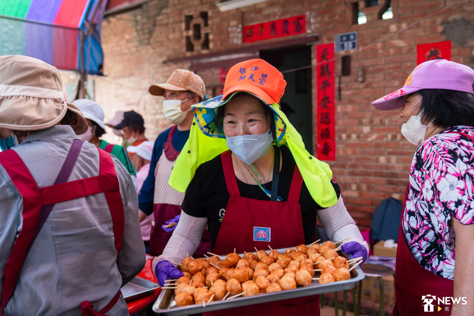 有信眾特別自新北八里過來，親戚跟好朋友共同集資，炸花枝丸與信眾分享。朱愷元