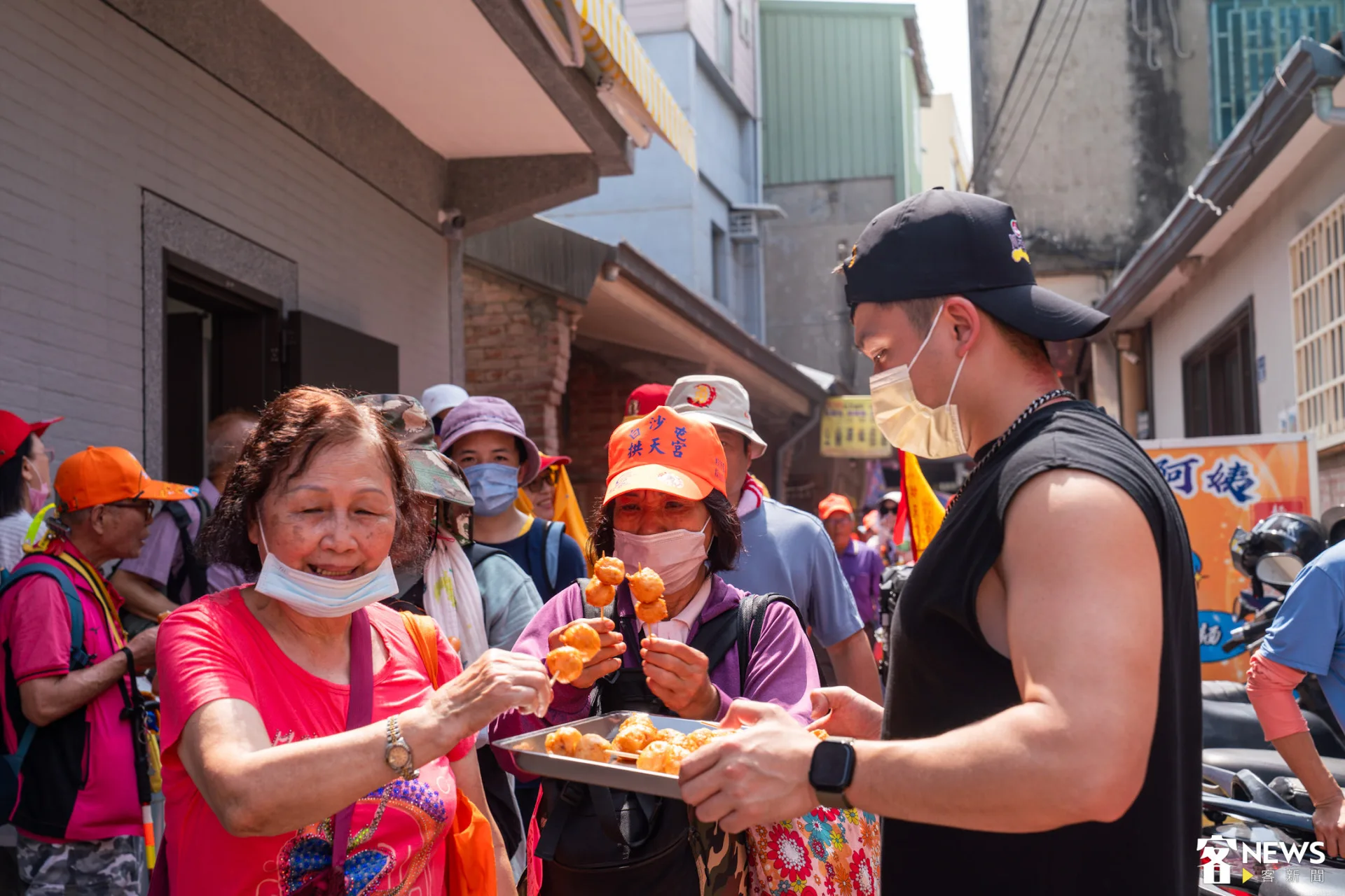 有信眾特別自新北八里過來，親戚跟好朋友共同集資，炸花枝丸與信眾分享。朱愷元
