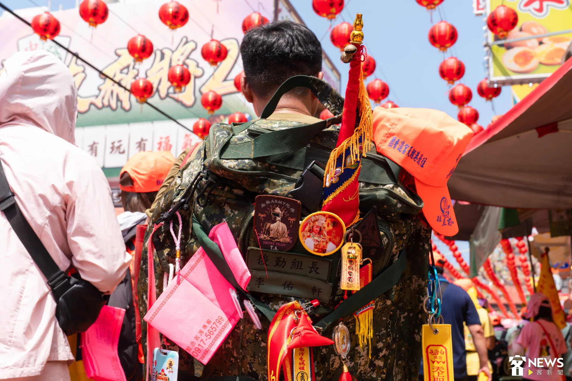 李佑軒的迷彩背包掛滿了媽祖布章與吊飾。朱愷元攝