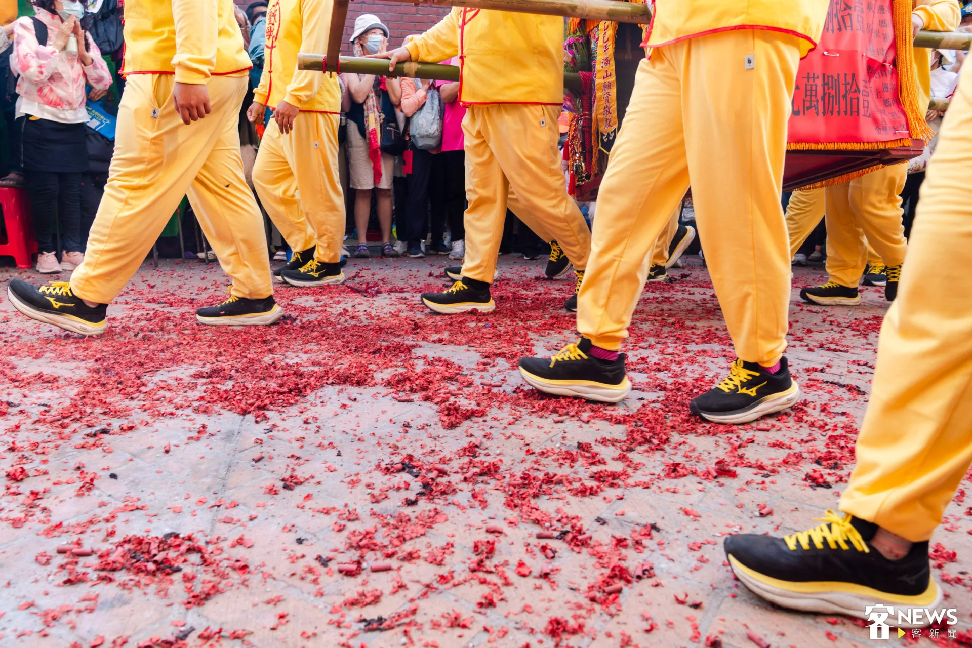 民眾熱情拿出鞭炮迎接媽祖回鑾。朱愷元攝