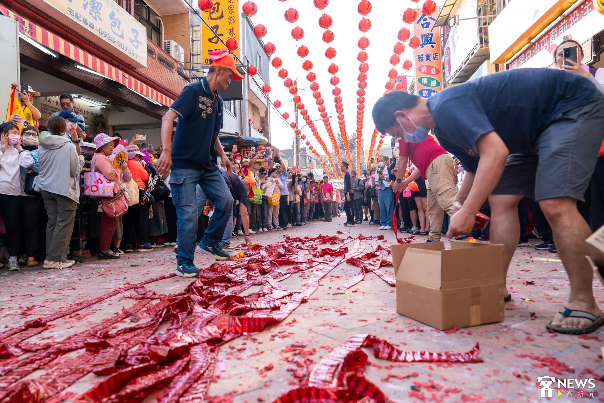 在地民眾拿出準備好的鞭炮迎接媽祖回家。朱愷元攝