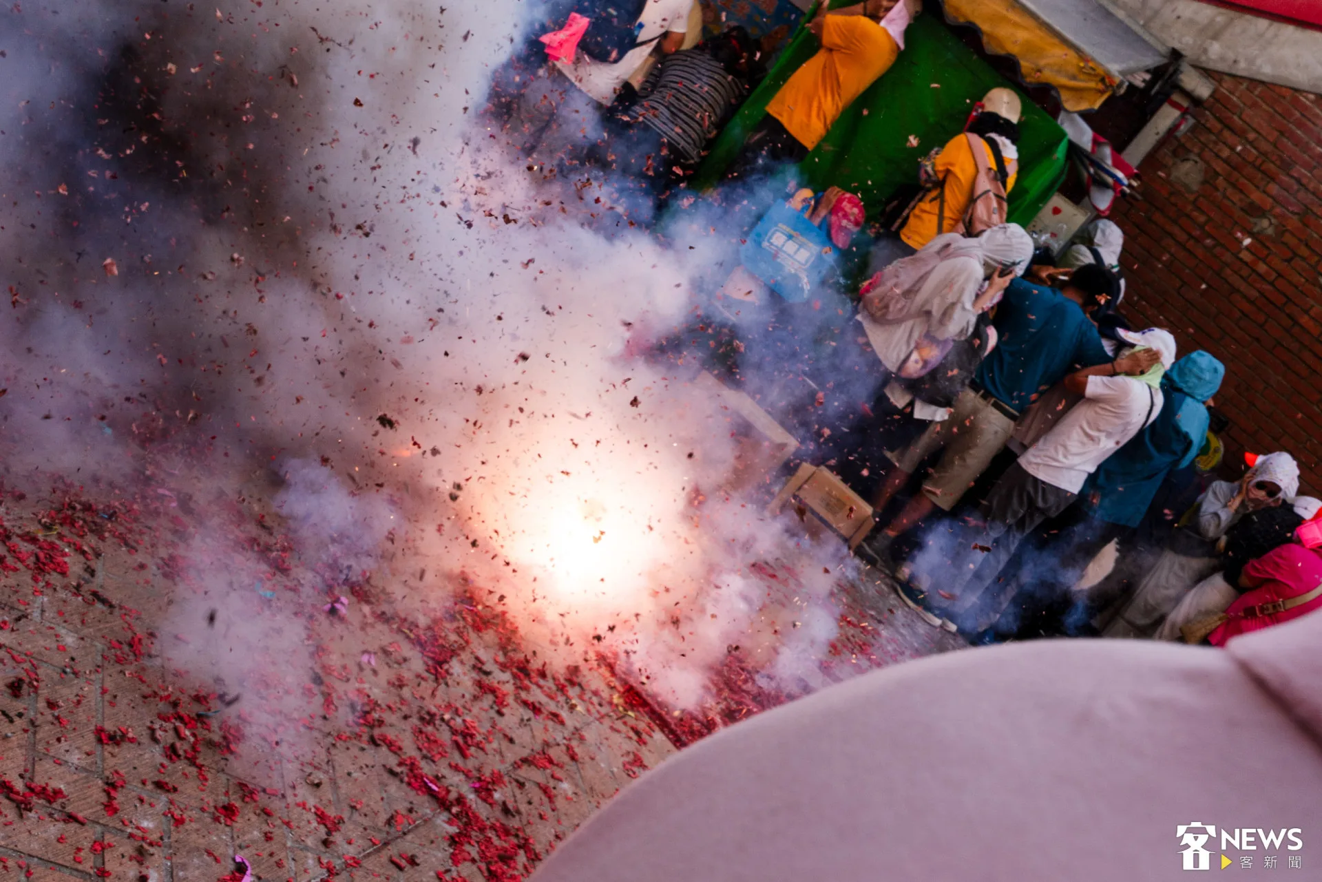 熱鬧鞭炮迎接媽祖。朱愷元攝