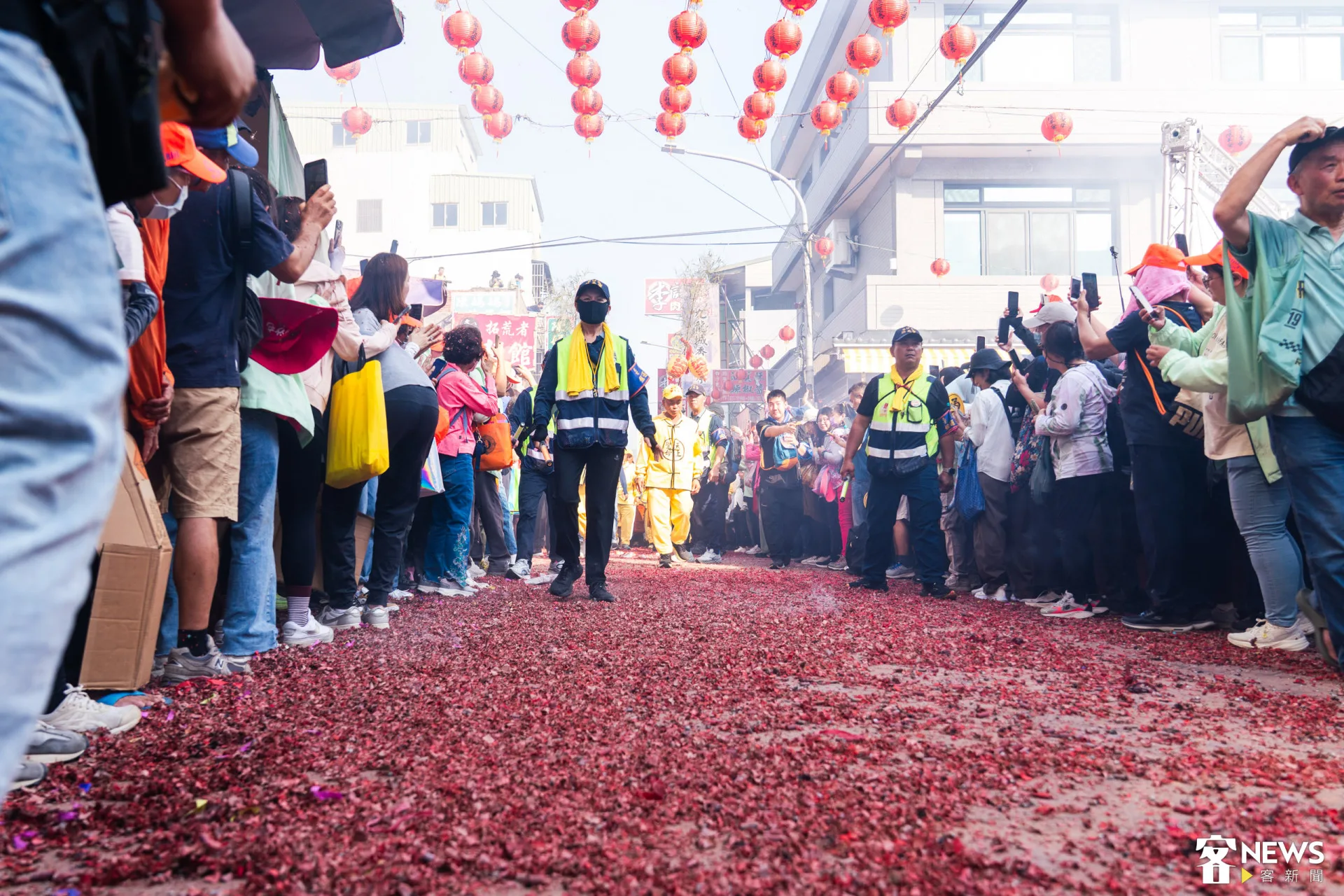 鞭炮放完有如鋪上了紅地毯。朱愷元攝