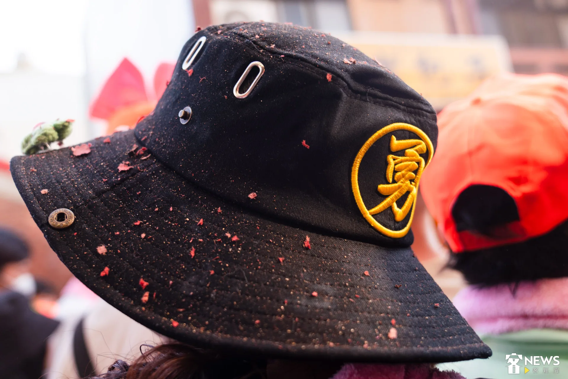 炸完後的鞭炮，飄到信眾的頭上，有如媽祖的祝福。朱愷元攝