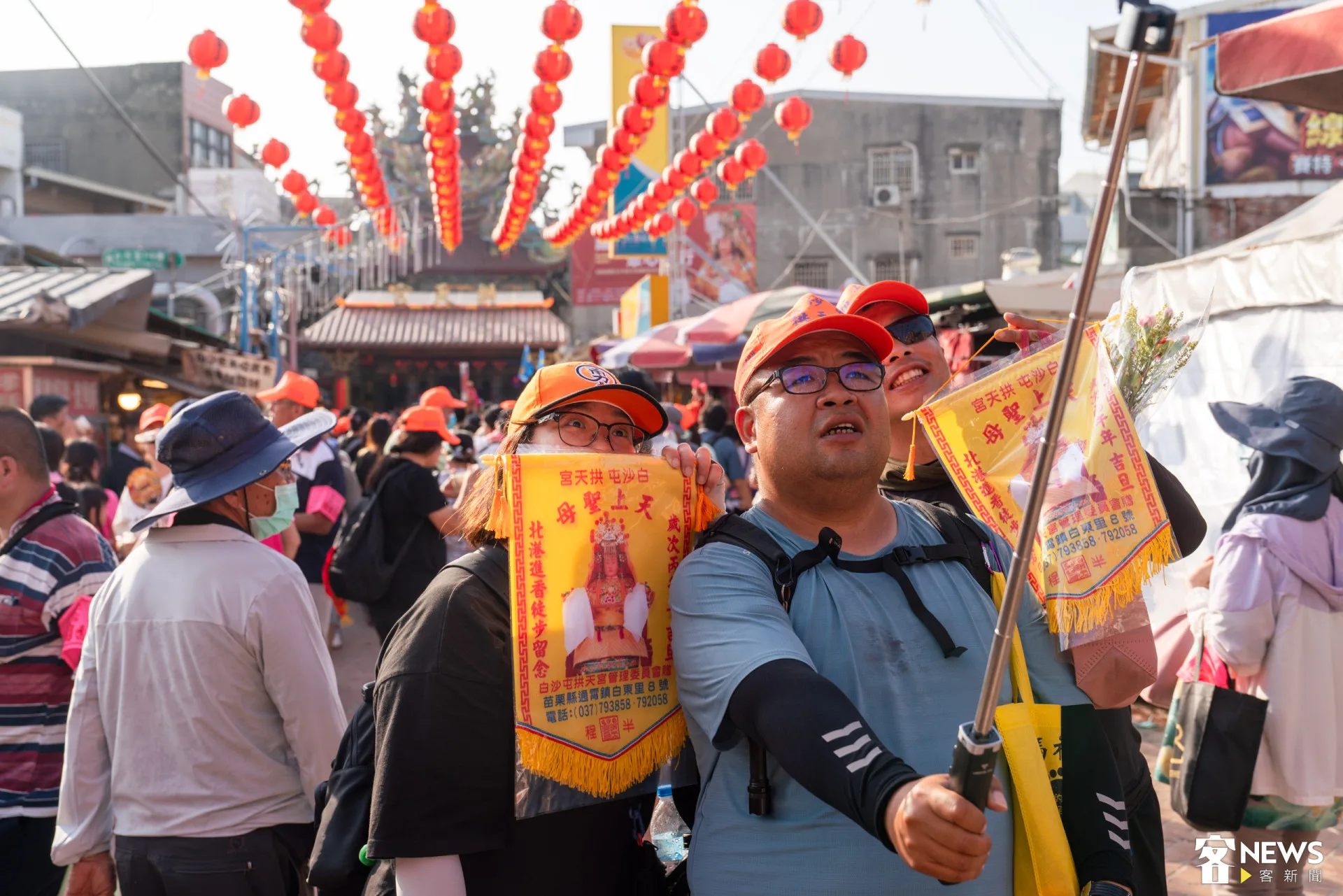 走完半程的香燈腳在廟前合影紀念。朱愷元攝