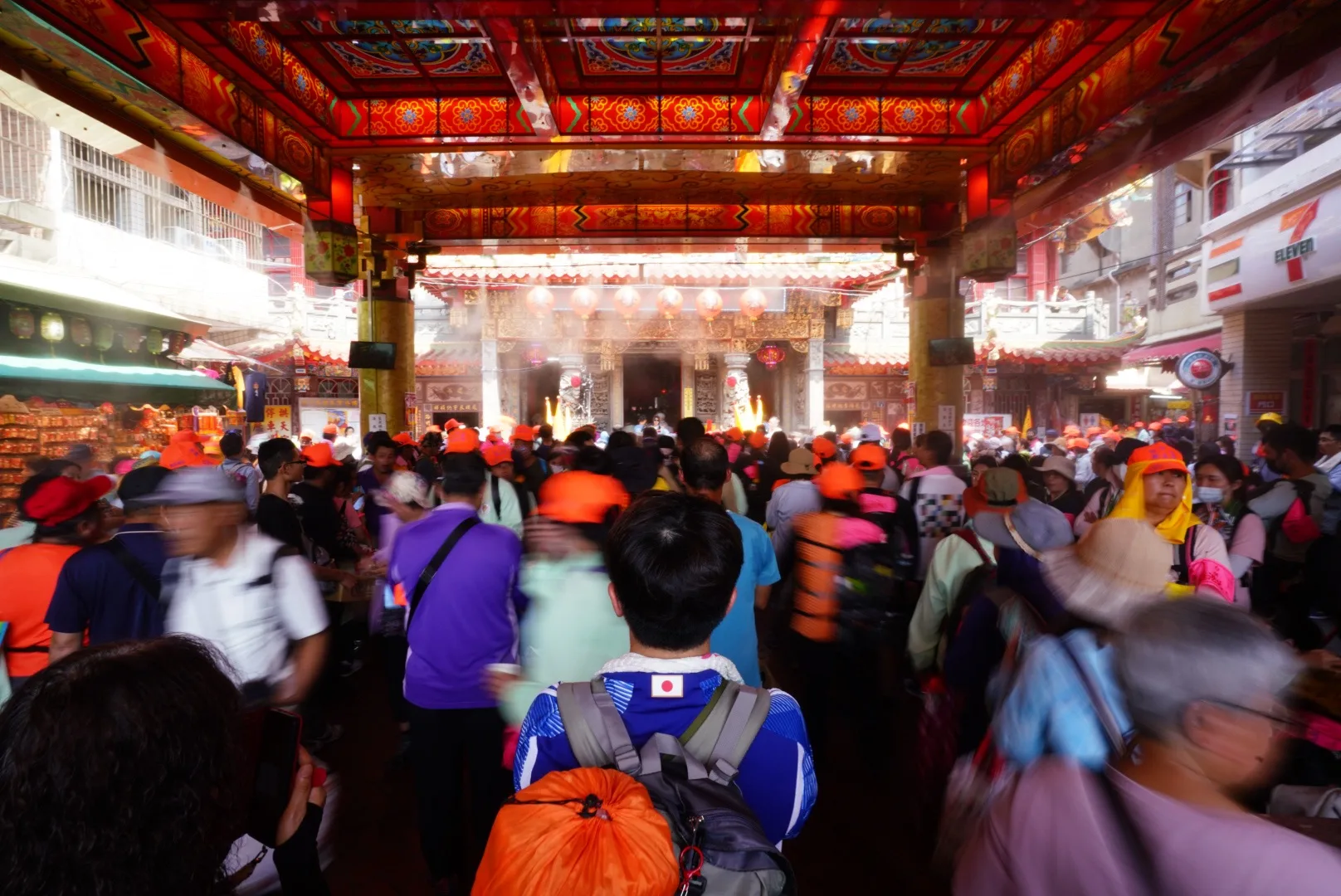 拱天宮今天上午人潮絡繹不絕。范修語攝